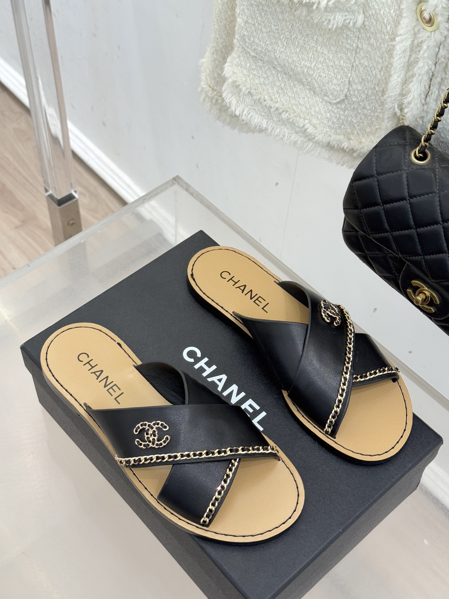 CHANE*｜小香26C双C链条交叉带平底拖鞋以品牌经典基因续写时髦篇章将标志性双C元素与慵懒随性巧妙融