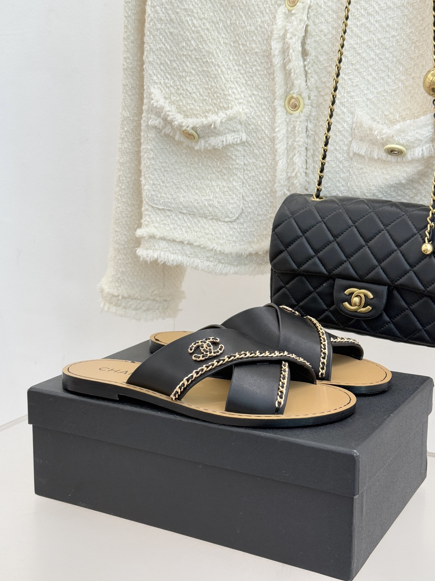 CHANE*｜小香26C双C链条交叉带平底拖鞋以品牌经典基因续写时髦篇章将标志性双C元素与慵懒随性巧妙融