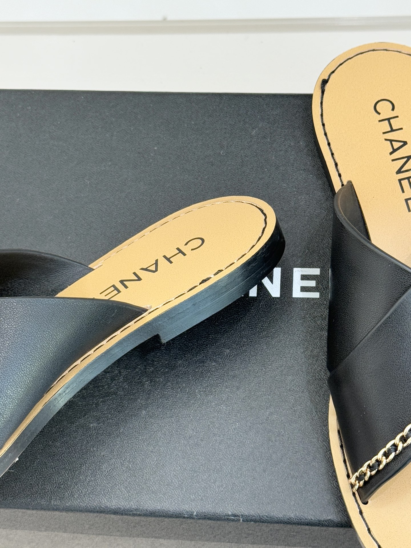 CHANE*｜小香26C双C链条交叉带平底拖鞋以品牌经典基因续写时髦篇章将标志性双C元素与慵懒随性巧妙融