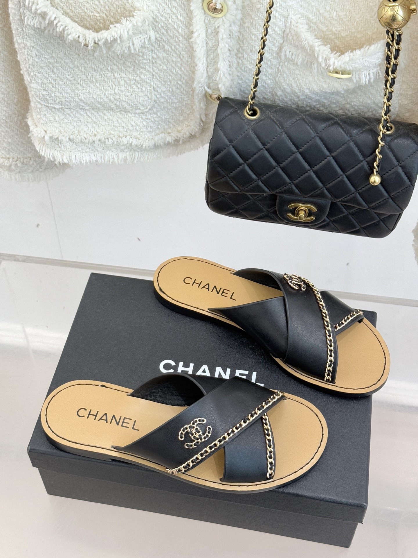 CHANE*｜小香26C双C链条交叉带平底拖鞋以品牌经典基因续写时髦篇章将标志性双C元素与慵懒随性巧妙融