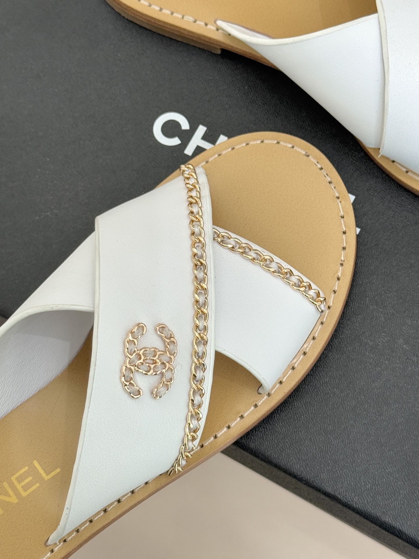 CHANE*｜小香26C双C链条交叉平底拖鞋以品牌经典基因续写时髦篇章将标志性双C元素与慵懒随性巧妙融合