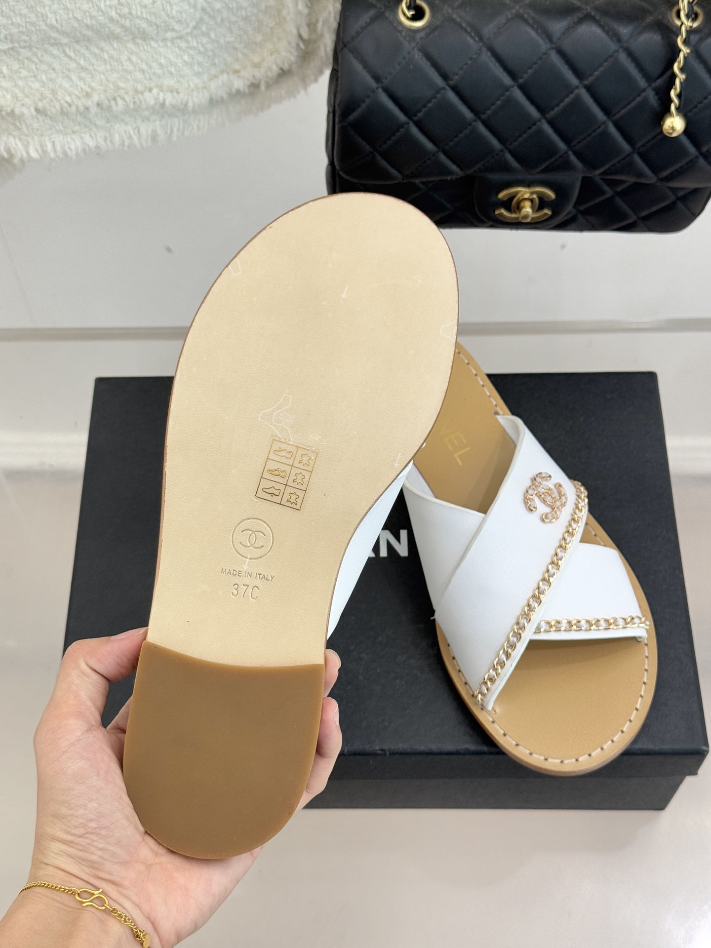 CHANE*｜小香26C双C链条交叉平底拖鞋以品牌经典基因续写时髦篇章将标志性双C元素与慵懒随性巧妙融合