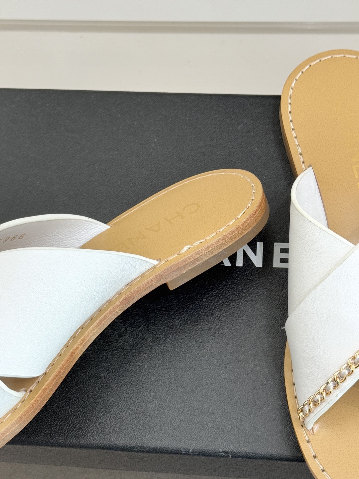 CHANE*｜小香26C双C链条交叉平底拖鞋以品牌经典基因续写时髦篇章将标志性双C元素与慵懒随性巧妙融合