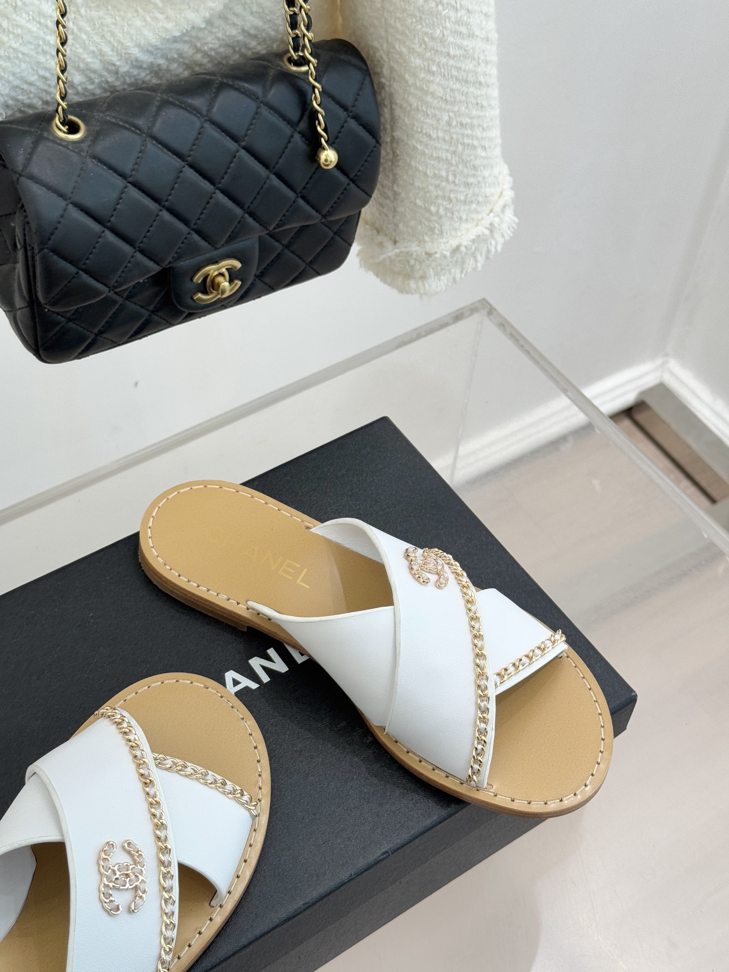 CHANE*｜小香26C双C链条交叉平底拖鞋以品牌经典基因续写时髦篇章将标志性双C元素与慵懒随性巧妙融合