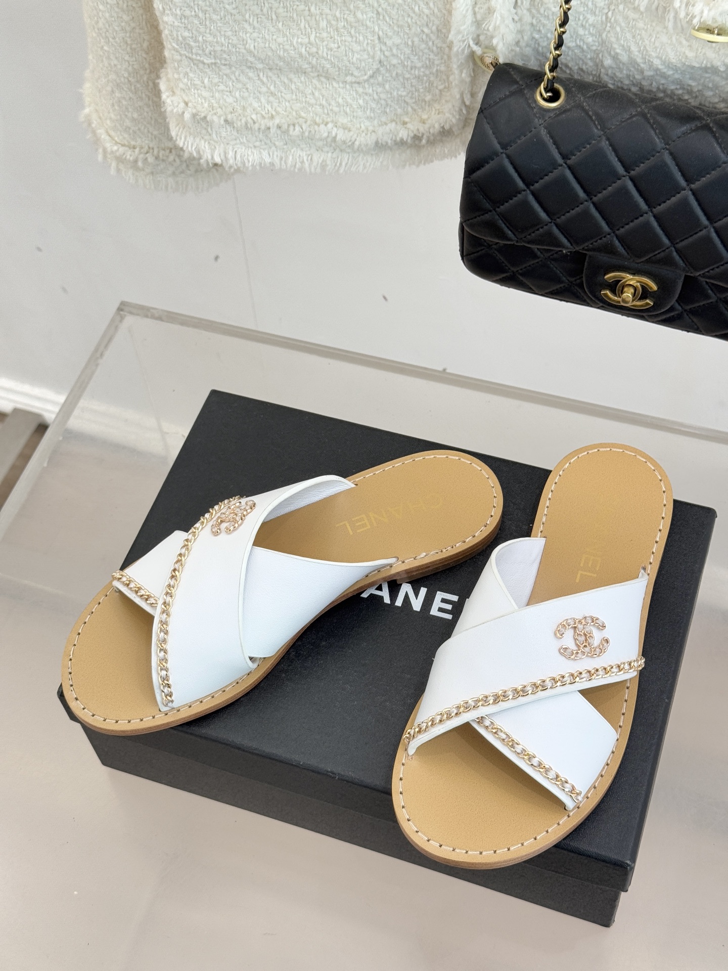 CHANE*｜小香26C双C链条交叉平底拖鞋以品牌经典基因续写时髦篇章将标志性双C元素与慵懒随性巧妙融合