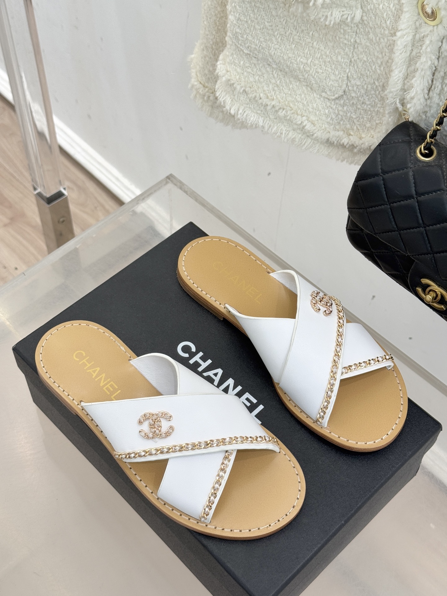 CHANE*｜小香26C双C链条交叉平底拖鞋以品牌经典基因续写时髦篇章将标志性双C元素与慵懒随性巧妙融合