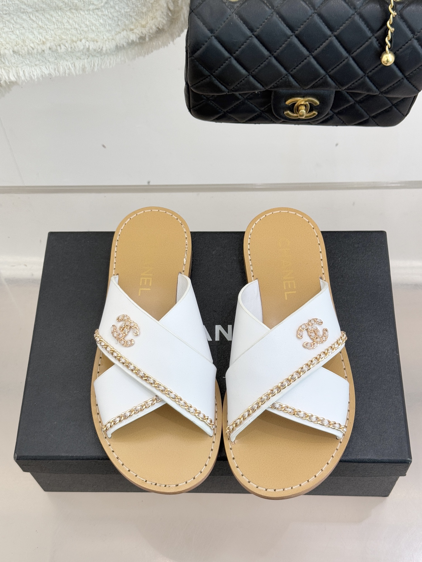 CHANE*｜小香26C双C链条交叉平底拖鞋以品牌经典基因续写时髦篇章将标志性双C元素与慵懒随性巧妙融合