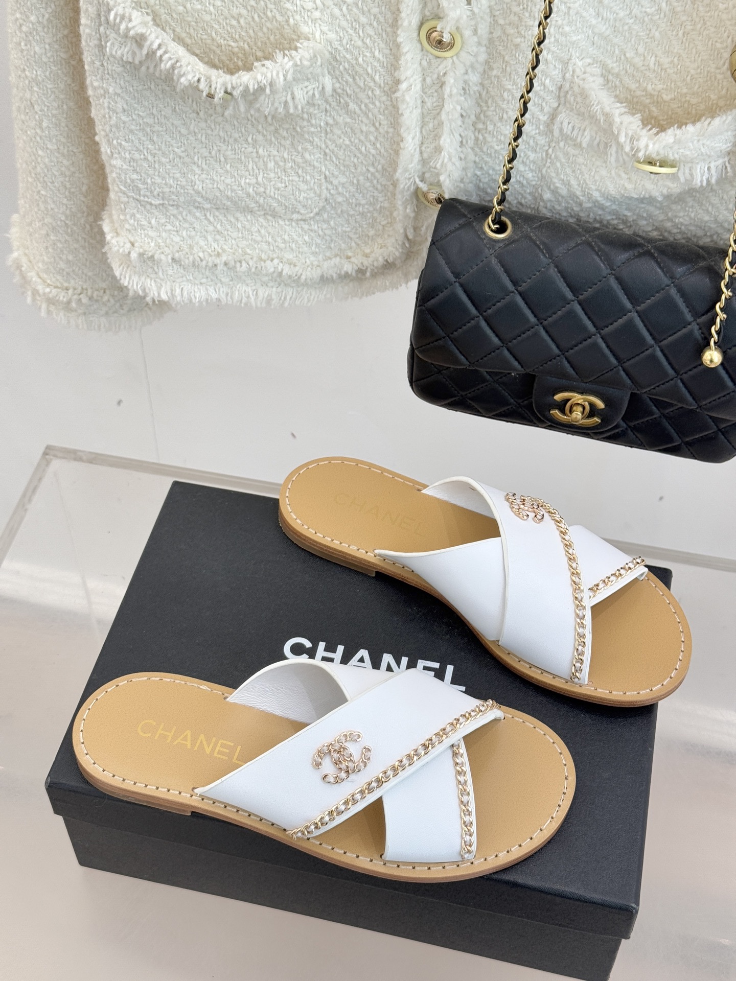 CHANE*｜小香26C双C链条交叉平底拖鞋以品牌经典基因续写时髦篇章将标志性双C元素与慵懒随性巧妙融合