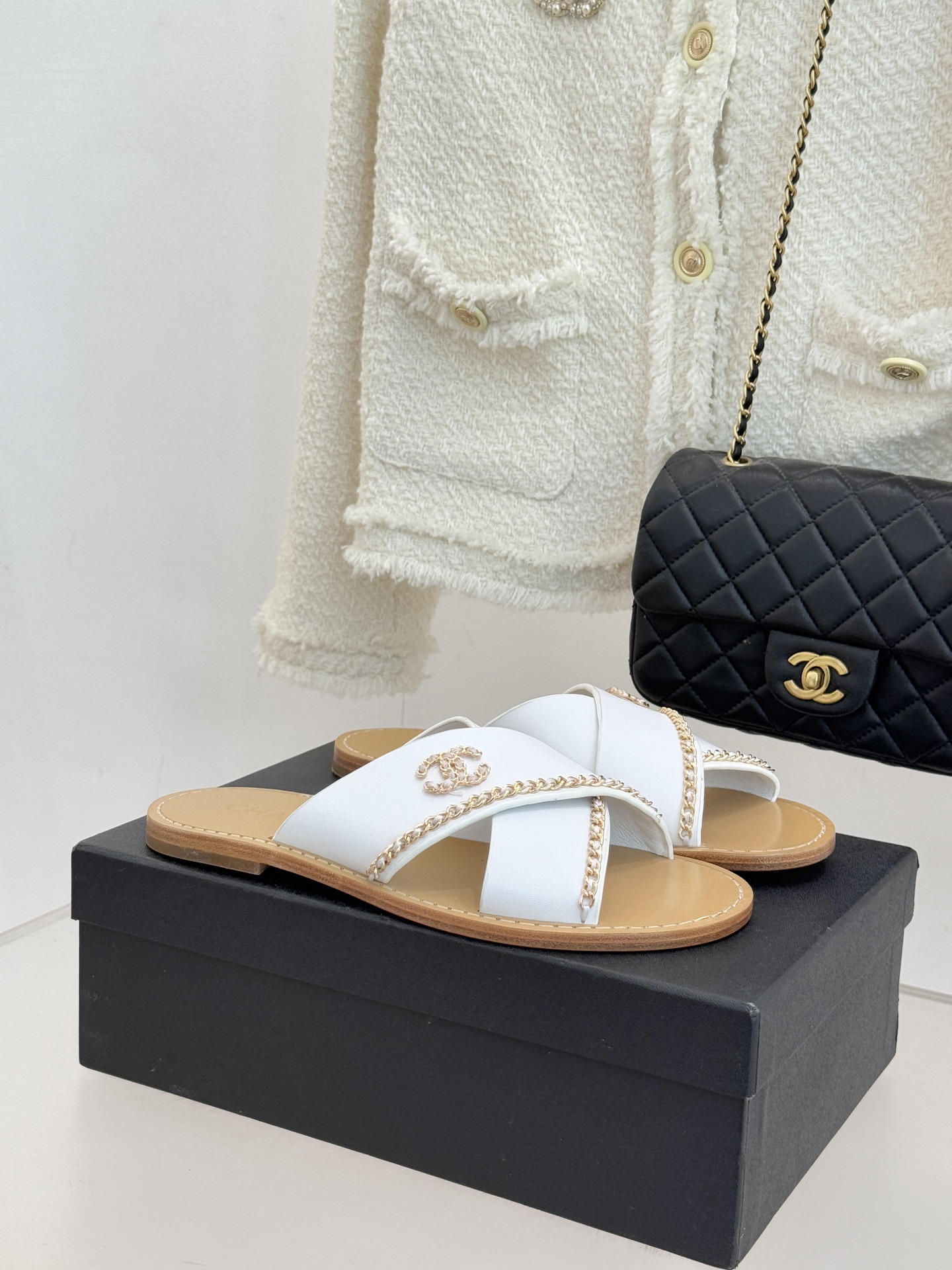 CHANE*｜小香26C双C链条交叉平底拖鞋以品牌经典基因续写时髦篇章将标志性双C元素与慵懒随性巧妙融合