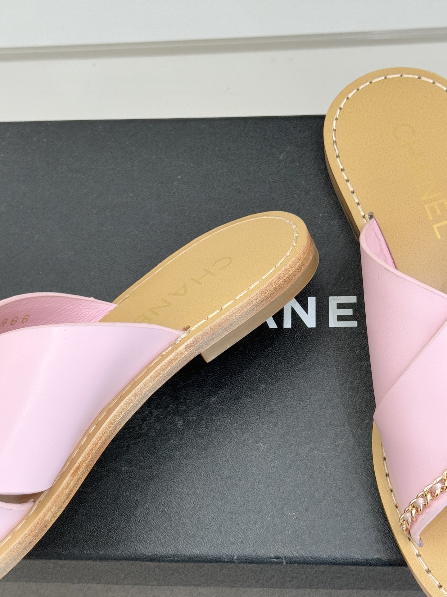 CHANE*｜小香26C双C链条交叉平底拖鞋以品牌经典基因续写时髦篇章将标志性双C元素与慵懒随性巧妙融合