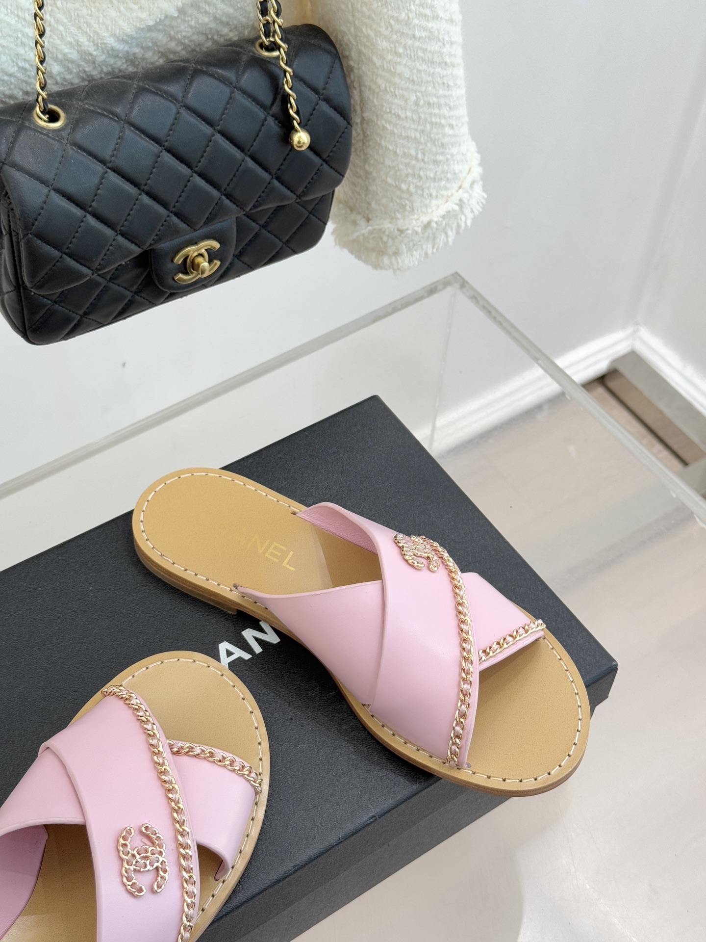 CHANE*｜小香26C双C链条交叉平底拖鞋以品牌经典基因续写时髦篇章将标志性双C元素与慵懒随性巧妙融合