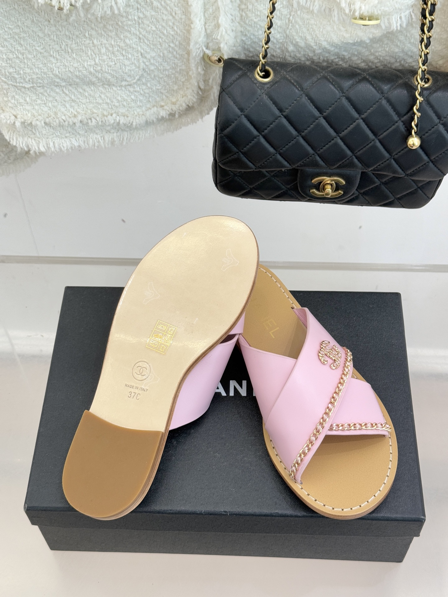 CHANE*｜小香26C双C链条交叉平底拖鞋以品牌经典基因续写时髦篇章将标志性双C元素与慵懒随性巧妙融合