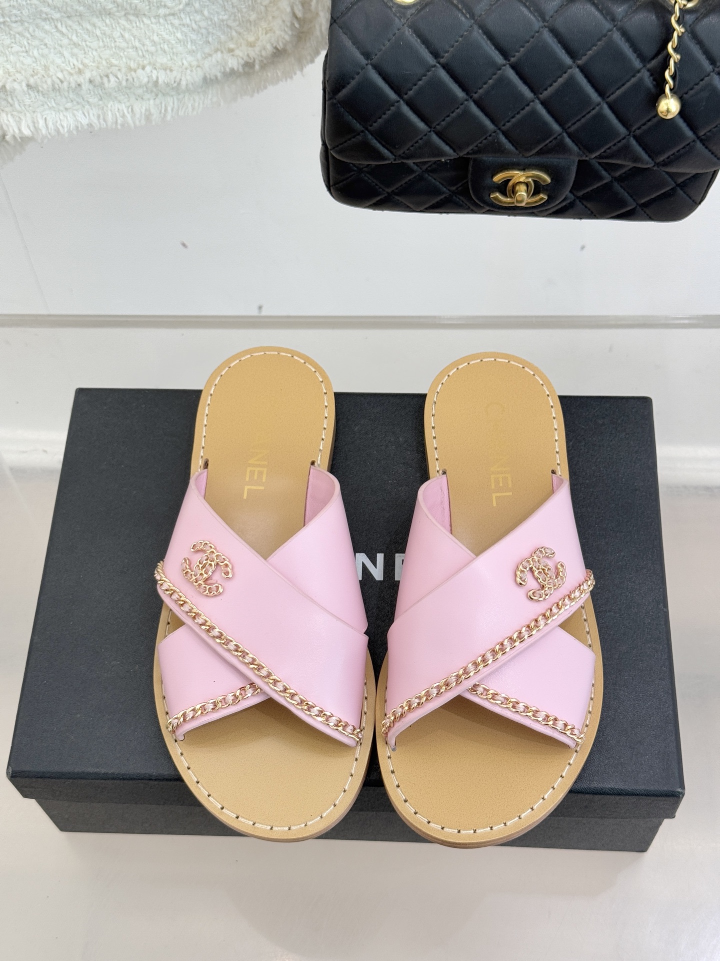 CHANE*｜小香26C双C链条交叉平底拖鞋以品牌经典基因续写时髦篇章将标志性双C元素与慵懒随性巧妙融合