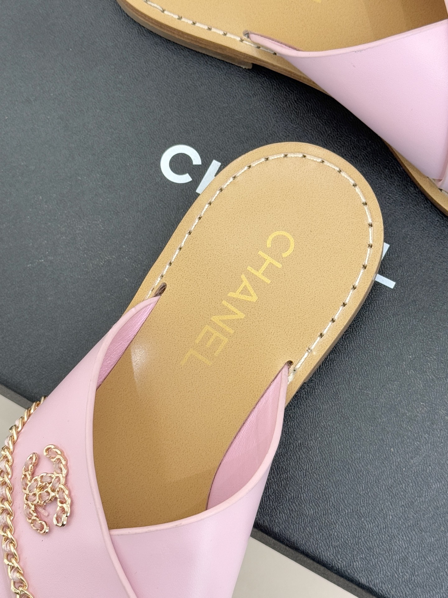 CHANE*｜小香26C双C链条交叉平底拖鞋以品牌经典基因续写时髦篇章将标志性双C元素与慵懒随性巧妙融合