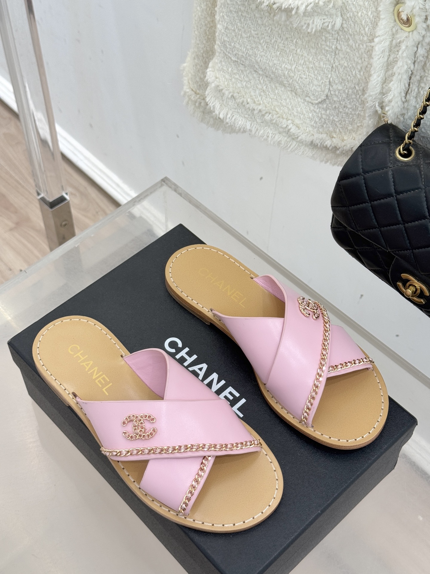 CHANE*｜小香26C双C链条交叉平底拖鞋以品牌经典基因续写时髦篇章将标志性双C元素与慵懒随性巧妙融合