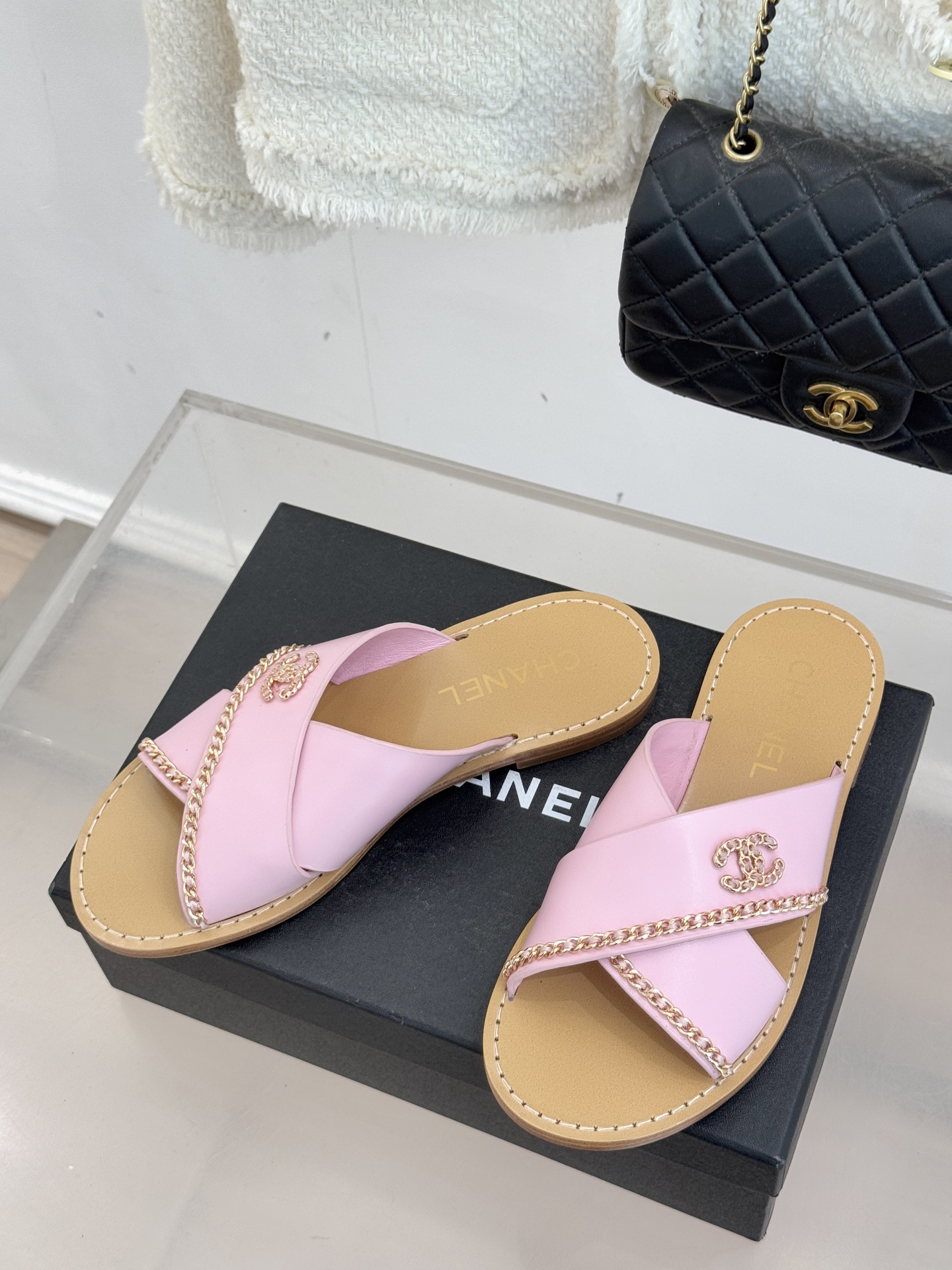CHANE*｜小香26C双C链条交叉平底拖鞋以品牌经典基因续写时髦篇章将标志性双C元素与慵懒随性巧妙融合
