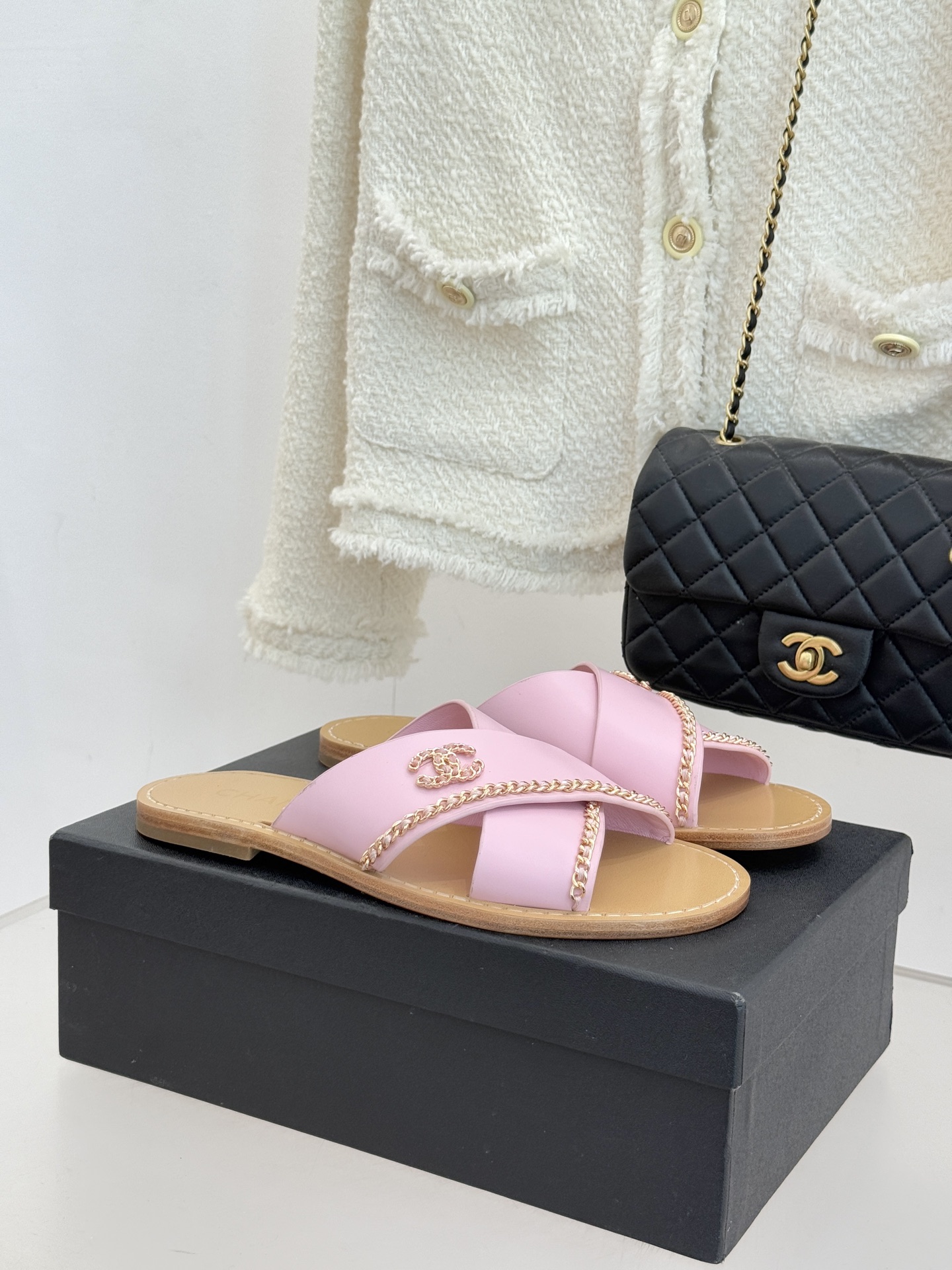 CHANE*｜小香26C双C链条交叉平底拖鞋以品牌经典基因续写时髦篇章将标志性双C元素与慵懒随性巧妙融合