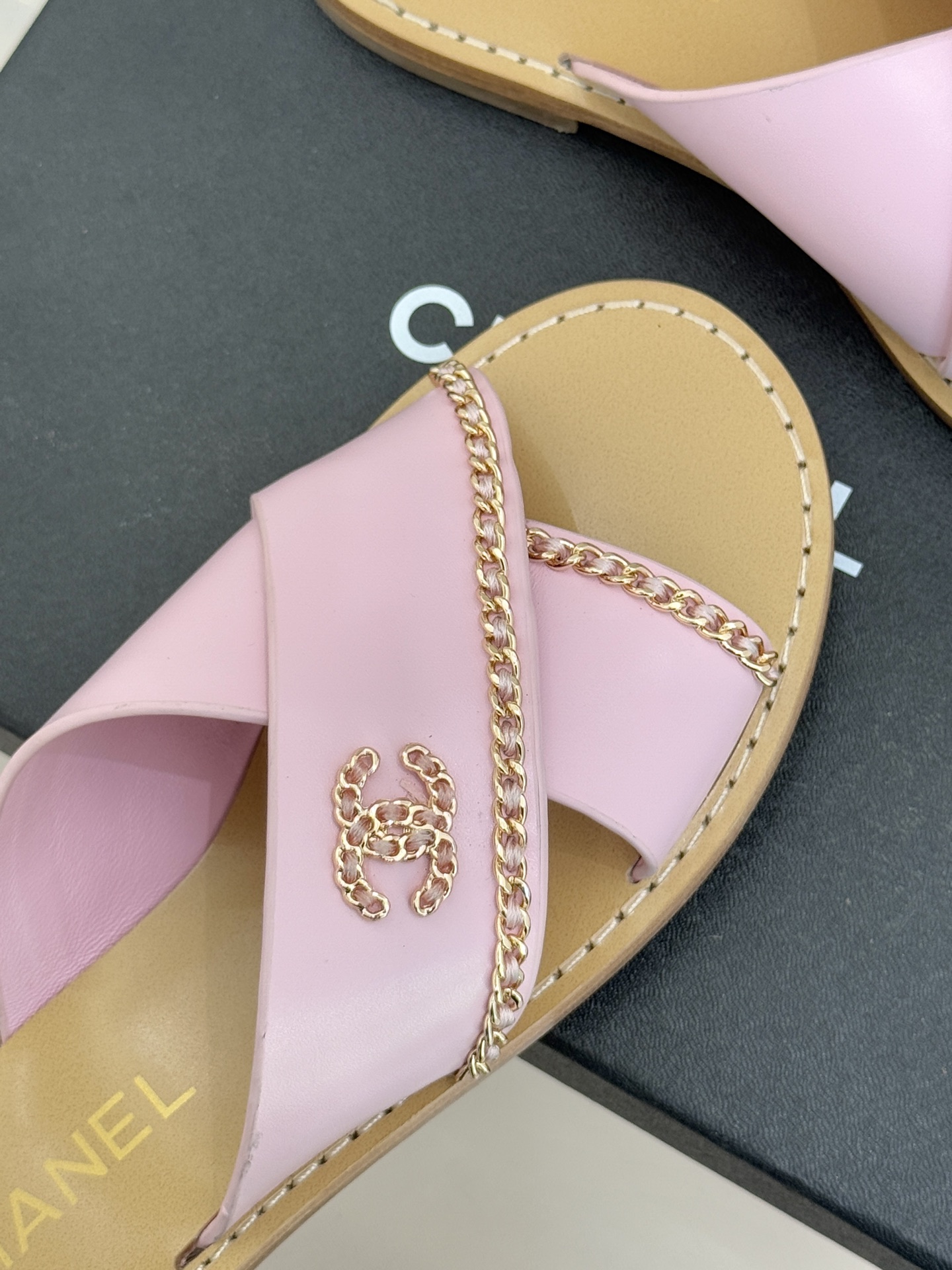 CHANE*｜小香26C双C链条交叉平底拖鞋以品牌经典基因续写时髦篇章将标志性双C元素与慵懒随性巧妙融合
