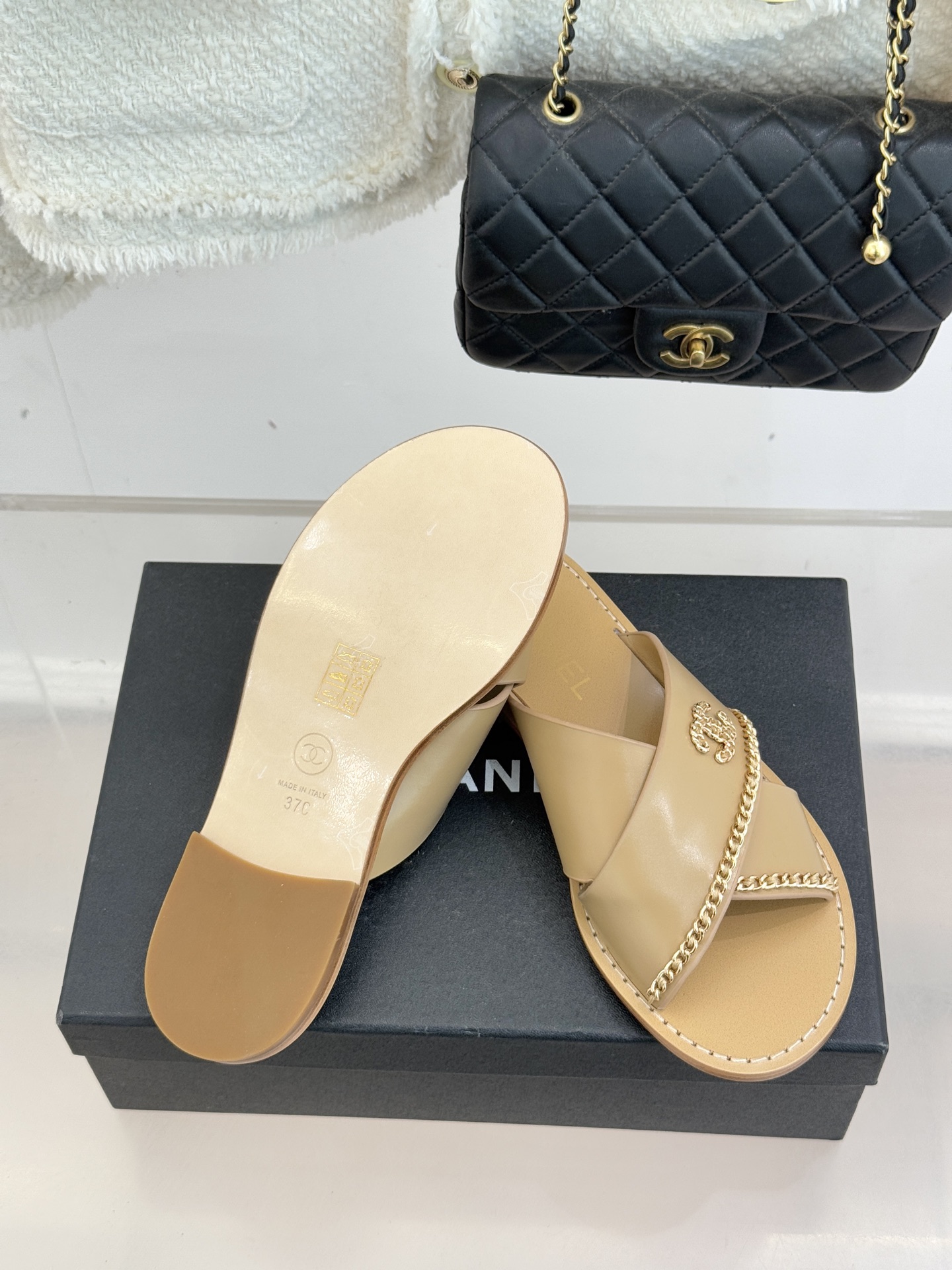 CHANE*｜小香26C双C链条交叉平底拖鞋以品牌经典基因续写时髦篇章将标志性双C元素与慵懒随性巧妙融合