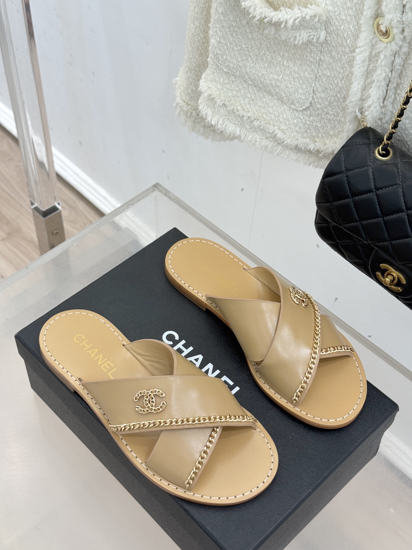 CHANE*｜小香26C双C链条交叉平底拖鞋以品牌经典基因续写时髦篇章将标志性双C元素与慵懒随性巧妙融合