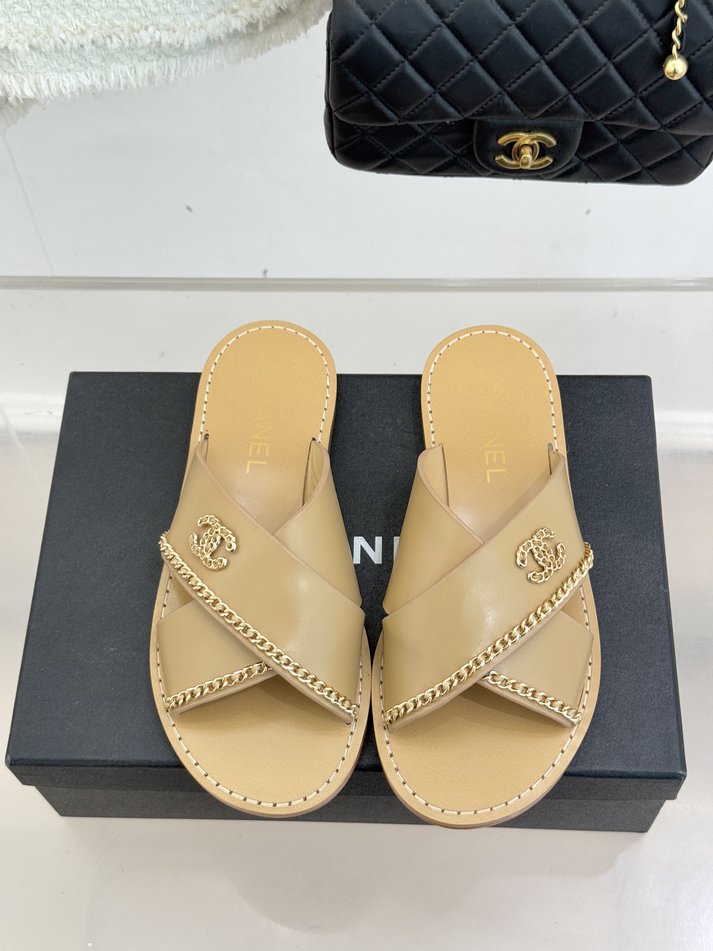 CHANE*｜小香26C双C链条交叉平底拖鞋以品牌经典基因续写时髦篇章将标志性双C元素与慵懒随性巧妙融合