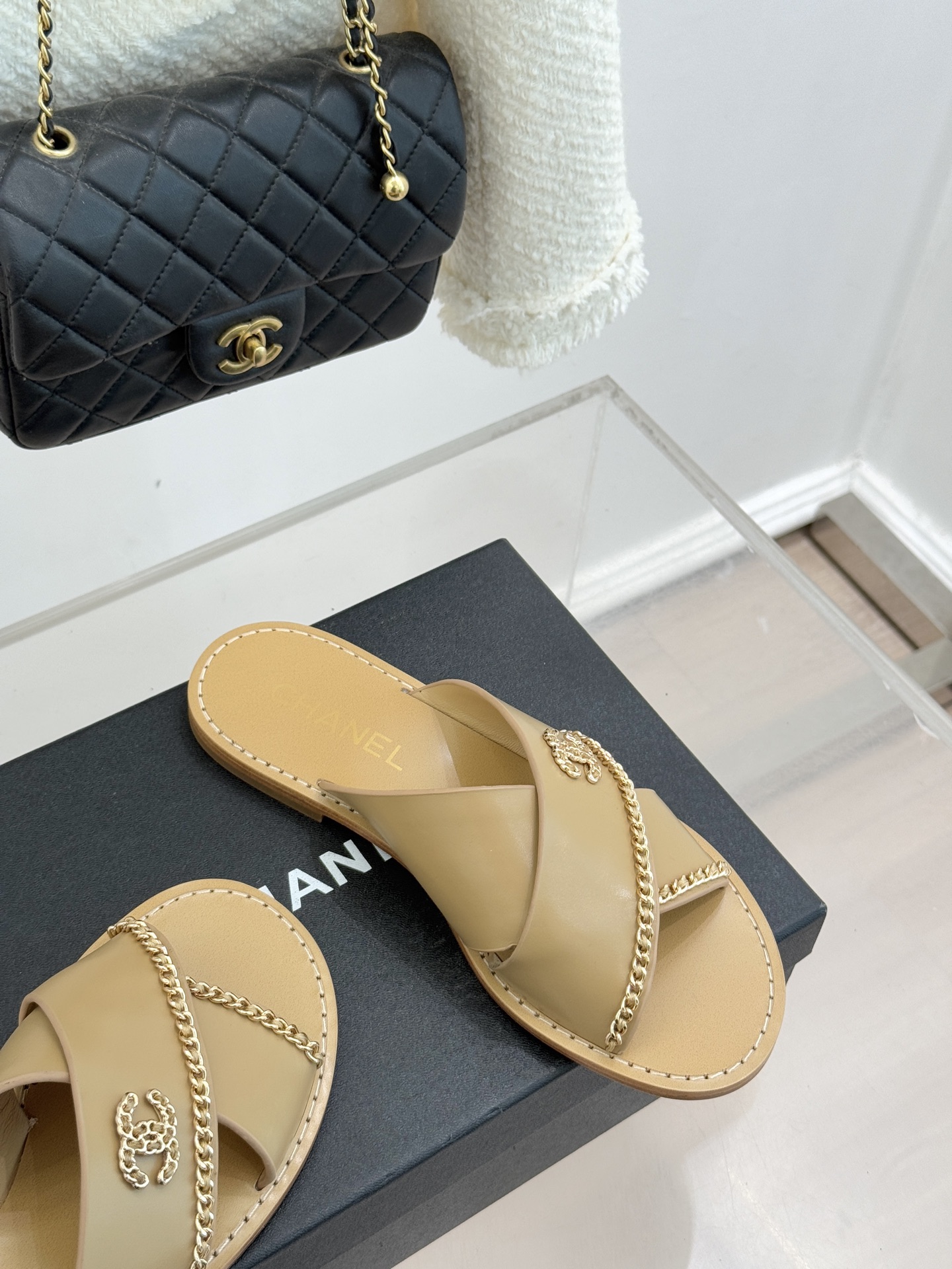 CHANE*｜小香26C双C链条交叉平底拖鞋以品牌经典基因续写时髦篇章将标志性双C元素与慵懒随性巧妙融合