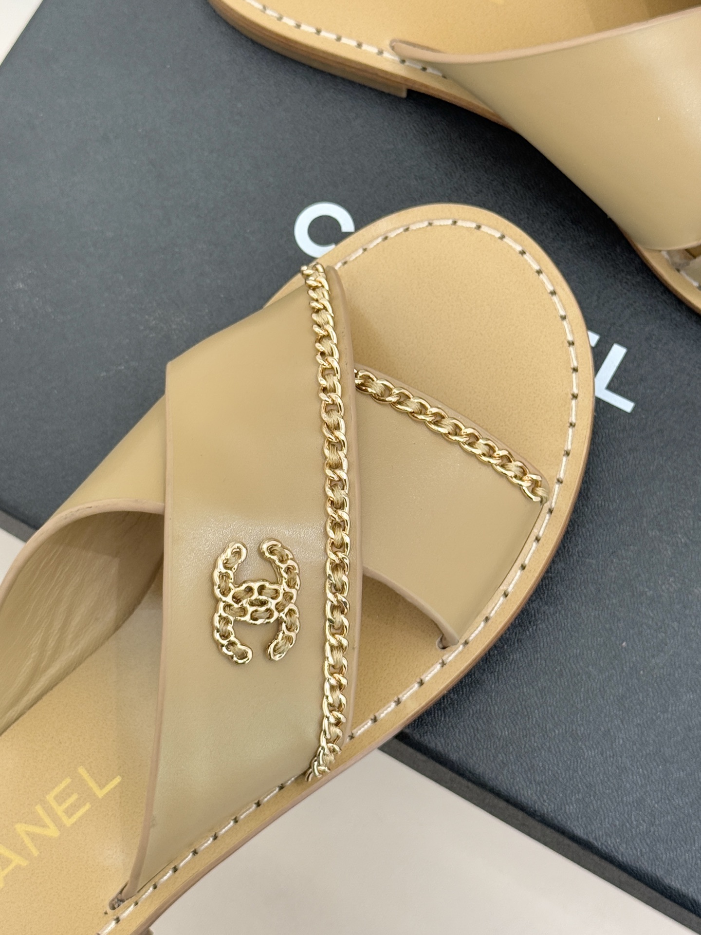 CHANE*｜小香26C双C链条交叉平底拖鞋以品牌经典基因续写时髦篇章将标志性双C元素与慵懒随性巧妙融合