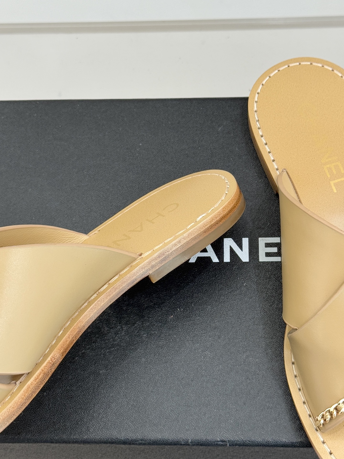 CHANE*｜小香26C双C链条交叉平底拖鞋以品牌经典基因续写时髦篇章将标志性双C元素与慵懒随性巧妙融合