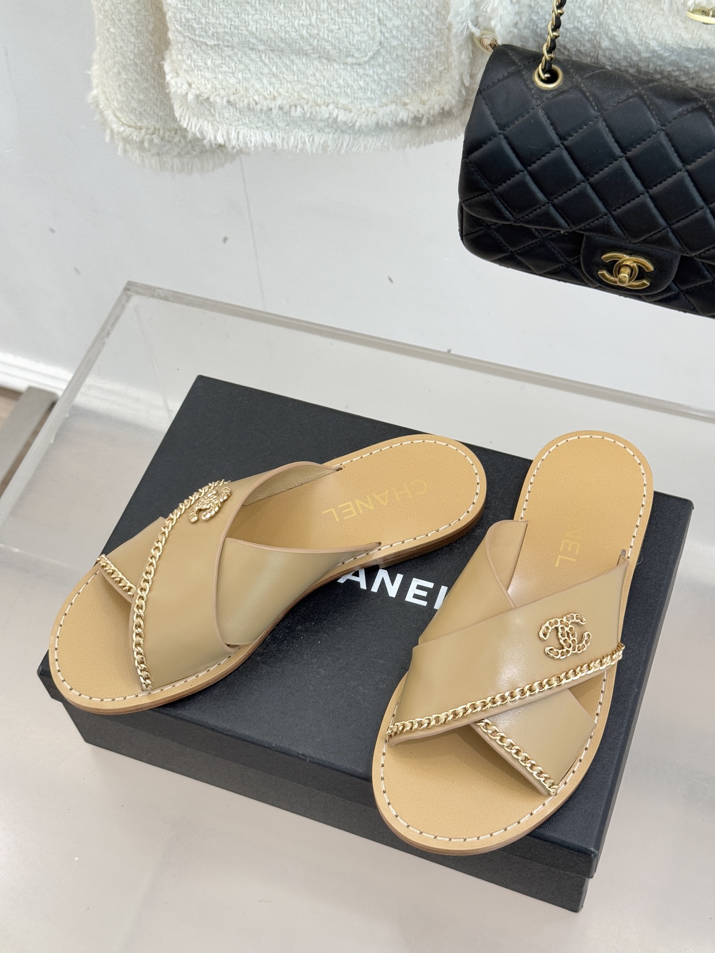 CHANE*｜小香26C双C链条交叉平底拖鞋以品牌经典基因续写时髦篇章将标志性双C元素与慵懒随性巧妙融合