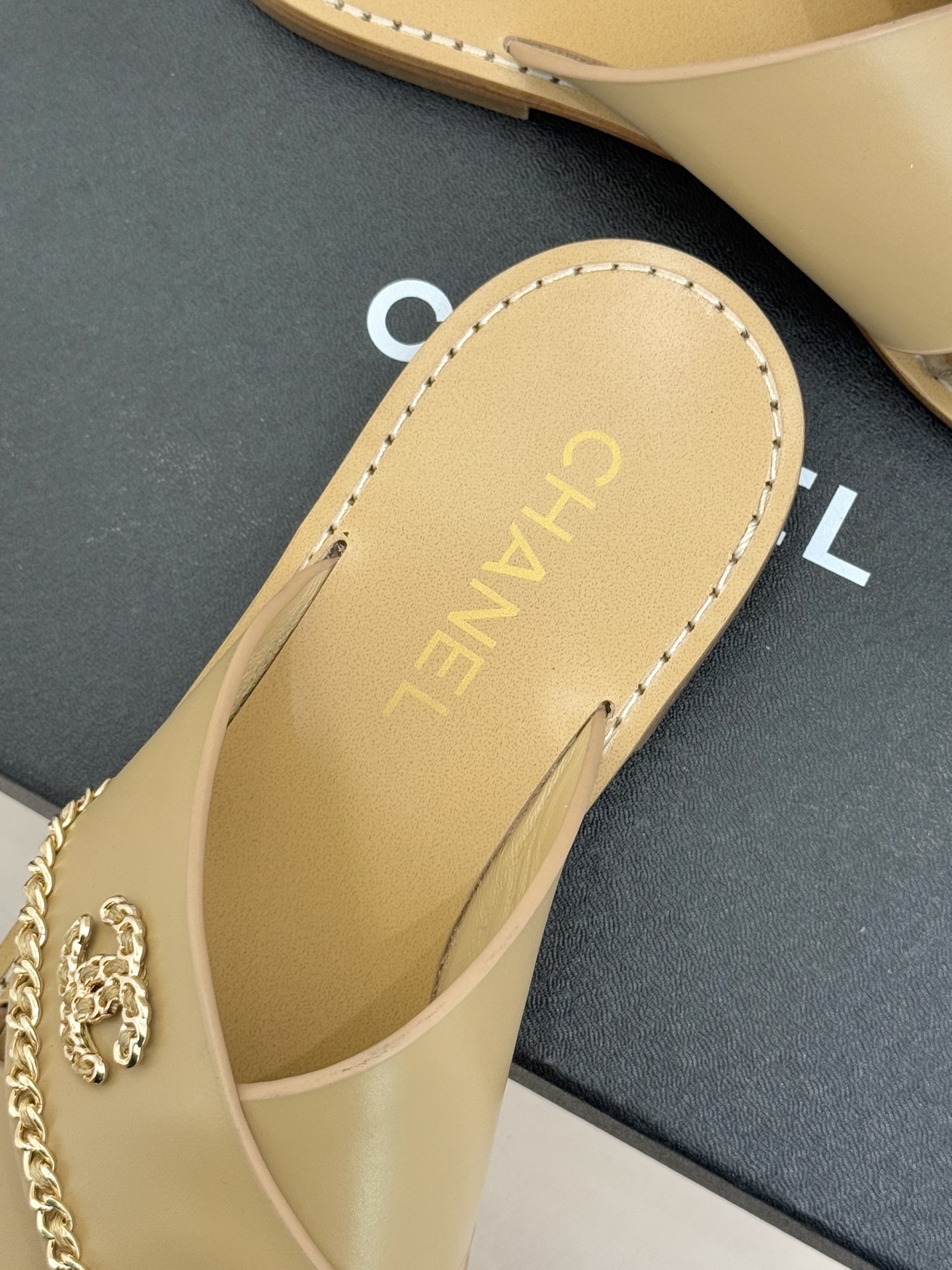 CHANE*｜小香26C双C链条交叉平底拖鞋以品牌经典基因续写时髦篇章将标志性双C元素与慵懒随性巧妙融合