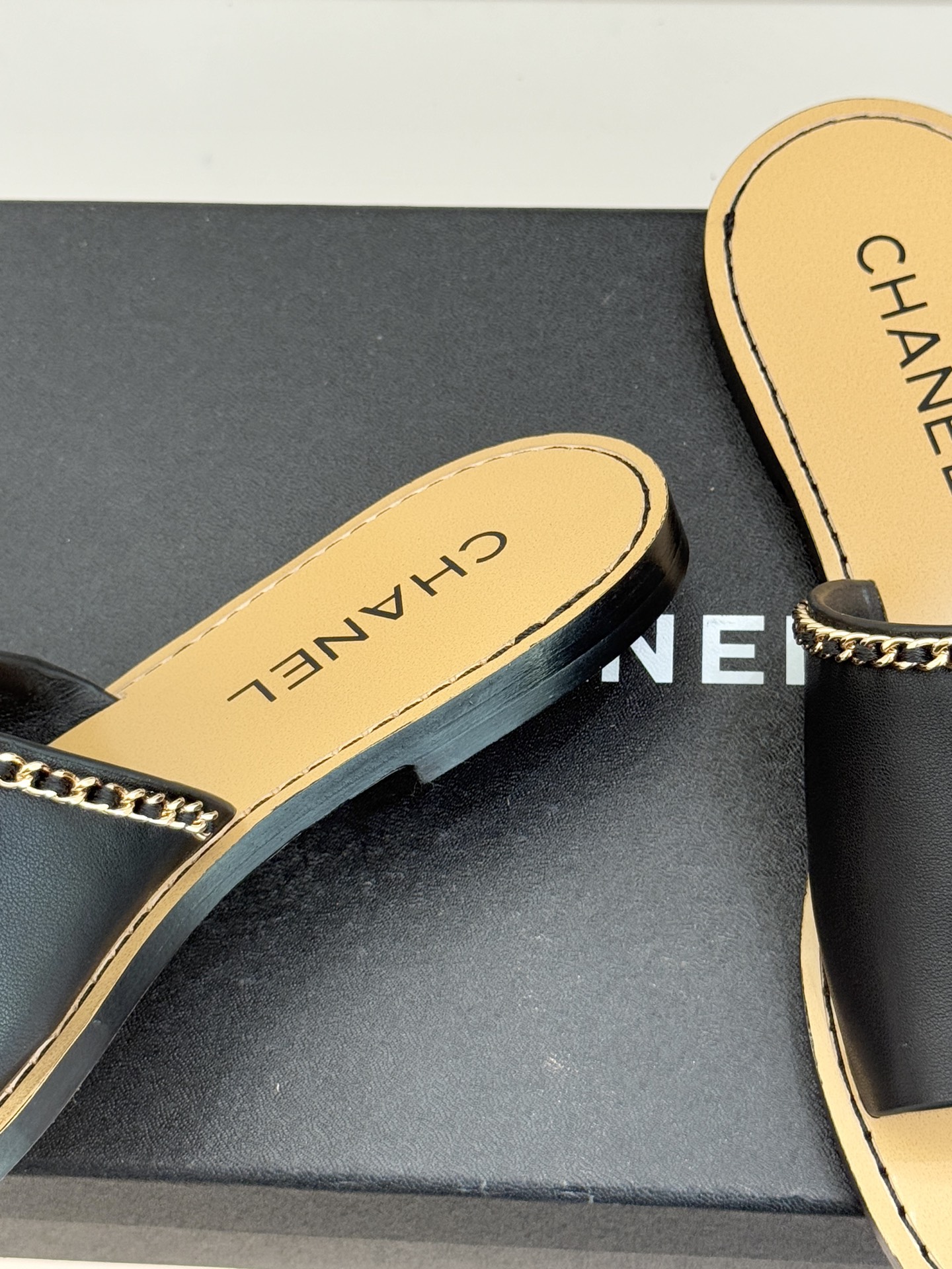 CHANE*｜小香26C双C链条一字带平底拖鞋以品牌经典基因续写时髦篇章将标志性双C元素与慵懒随性巧妙融