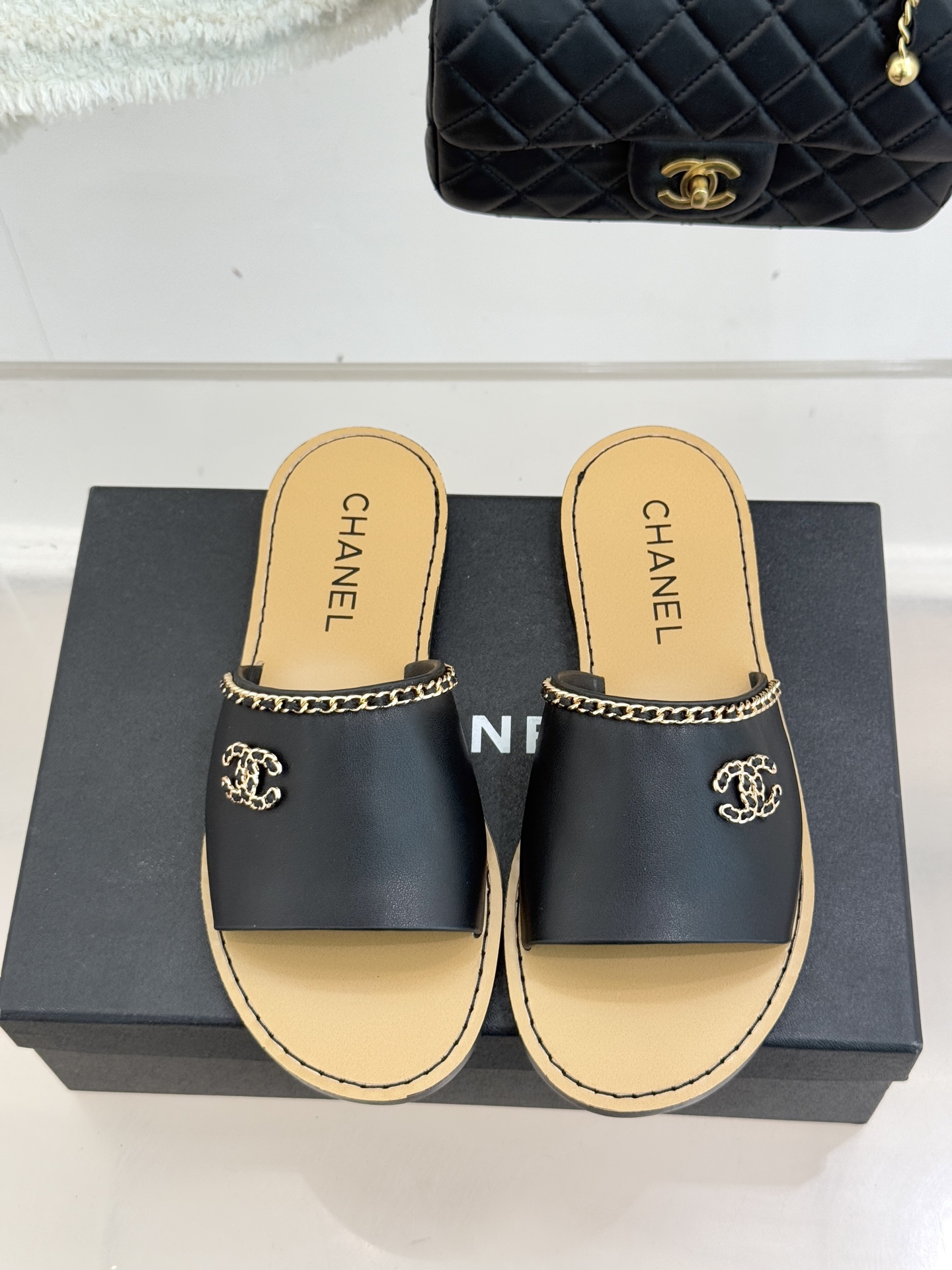 CHANE*｜小香26C双C链条一字带平底拖鞋以品牌经典基因续写时髦篇章将标志性双C元素与慵懒随性巧妙融
