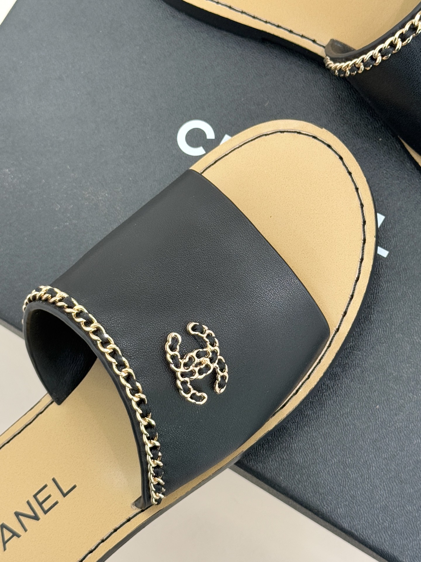 CHANE*｜小香26C双C链条一字带平底拖鞋以品牌经典基因续写时髦篇章将标志性双C元素与慵懒随性巧妙融