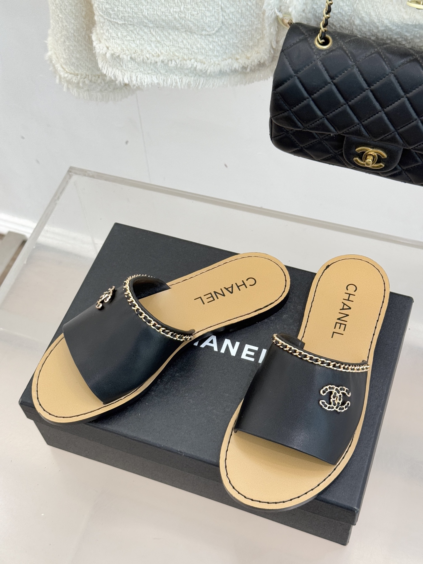 CHANE*｜小香26C双C链条一字带平底拖鞋以品牌经典基因续写时髦篇章将标志性双C元素与慵懒随性巧妙融