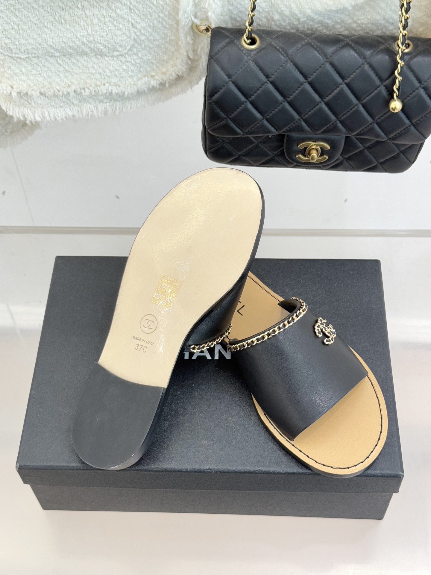 CHANE*｜小香26C双C链条一字带平底拖鞋以品牌经典基因续写时髦篇章将标志性双C元素与慵懒随性巧妙融