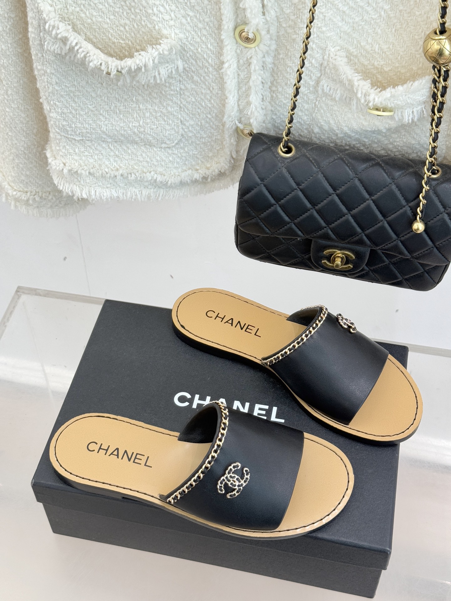 CHANE*｜小香26C双C链条一字带平底拖鞋以品牌经典基因续写时髦篇章将标志性双C元素与慵懒随性巧妙融