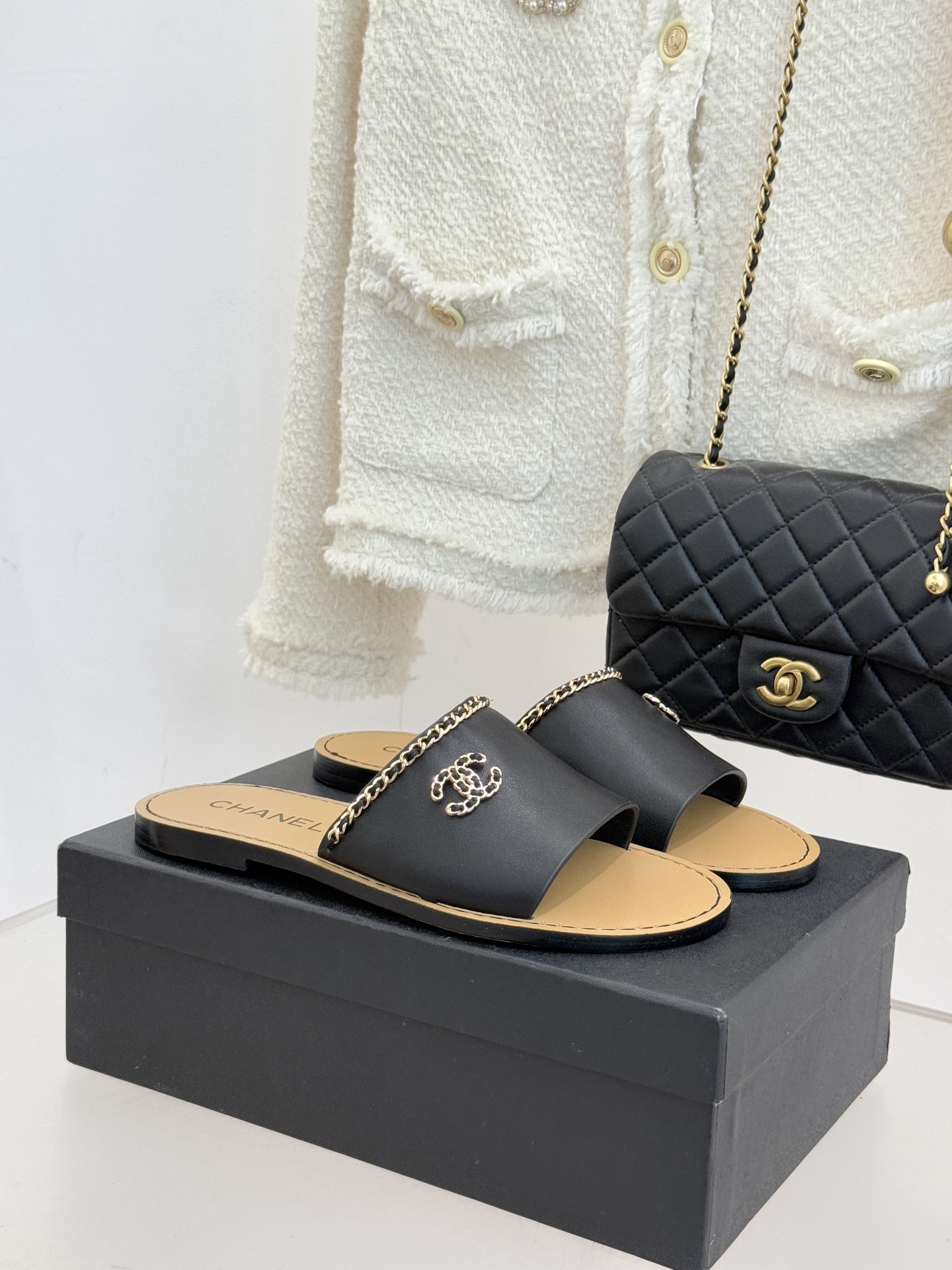 CHANE*｜小香26C双C链条一字带平底拖鞋以品牌经典基因续写时髦篇章将标志性双C元素与慵懒随性巧妙融