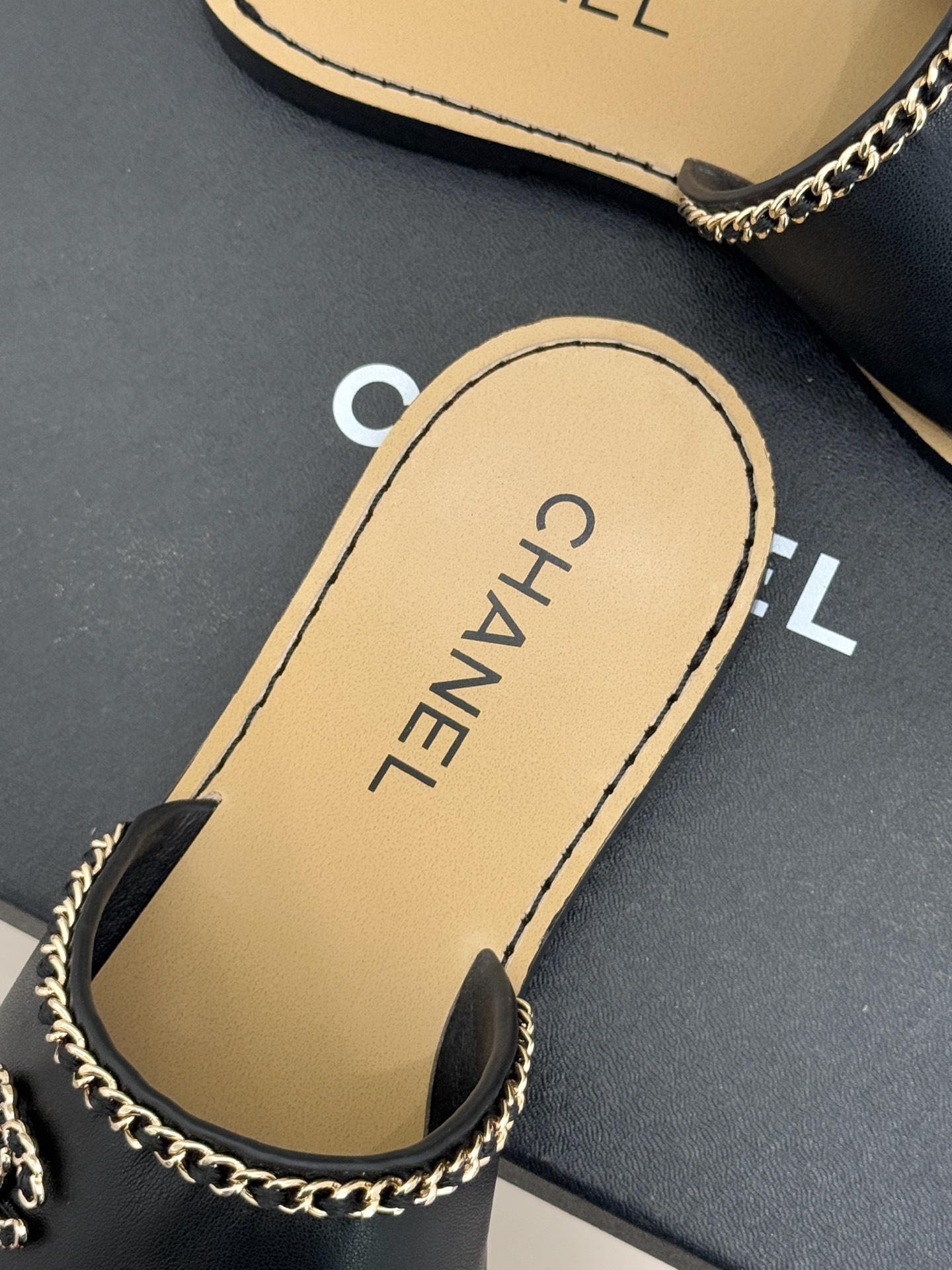 CHANE*｜小香26C双C链条一字带平底拖鞋以品牌经典基因续写时髦篇章将标志性双C元素与慵懒随性巧妙融