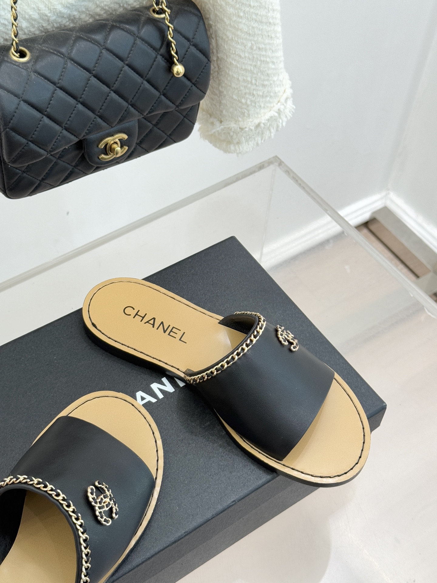 CHANE*｜小香26C双C链条一字带平底拖鞋以品牌经典基因续写时髦篇章将标志性双C元素与慵懒随性巧妙融