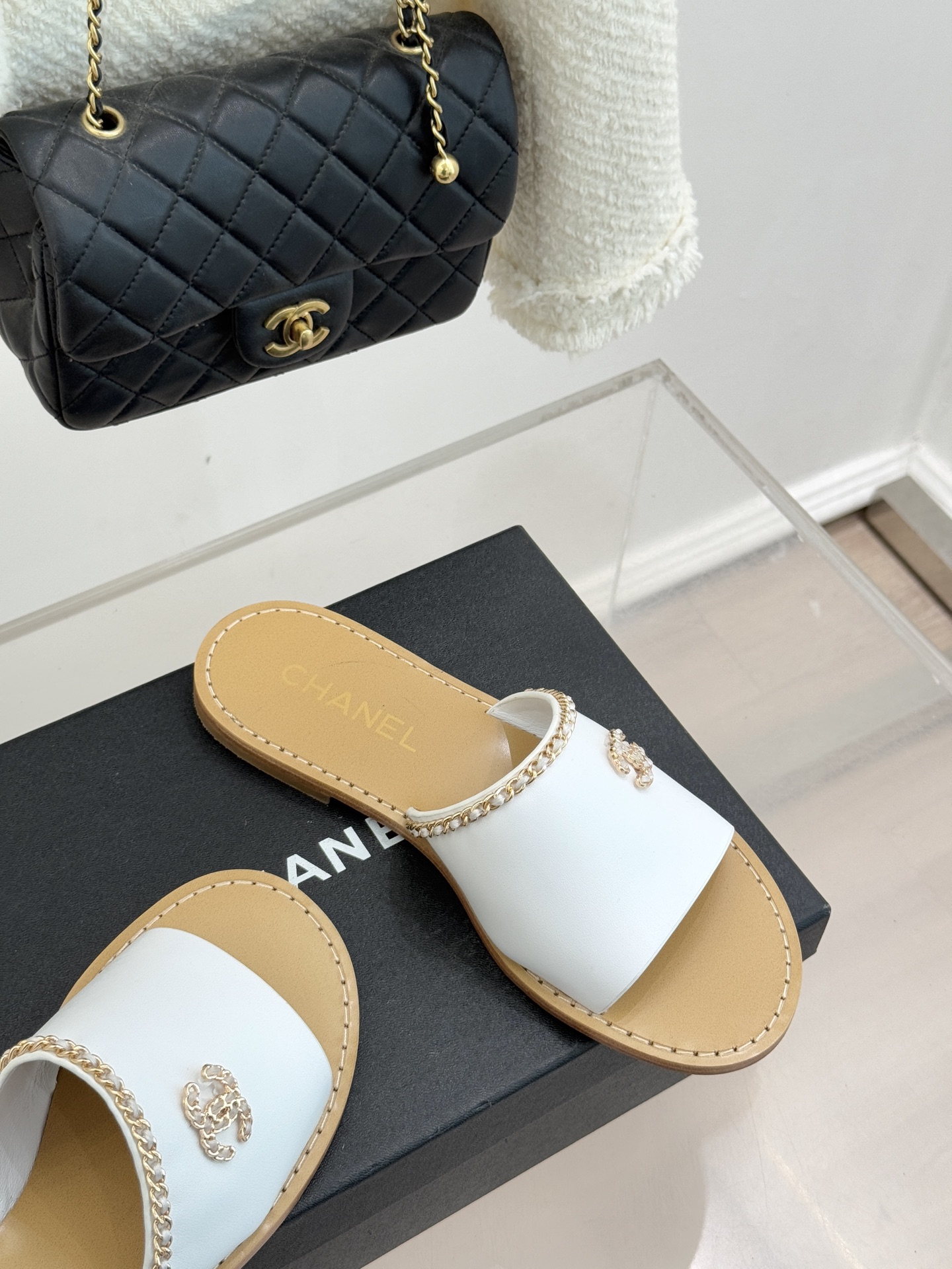 CHANE*｜小香26C双C链条一字带平底拖鞋以品牌经典基因续写时髦篇章将标志性双C元素与慵懒随性巧妙融