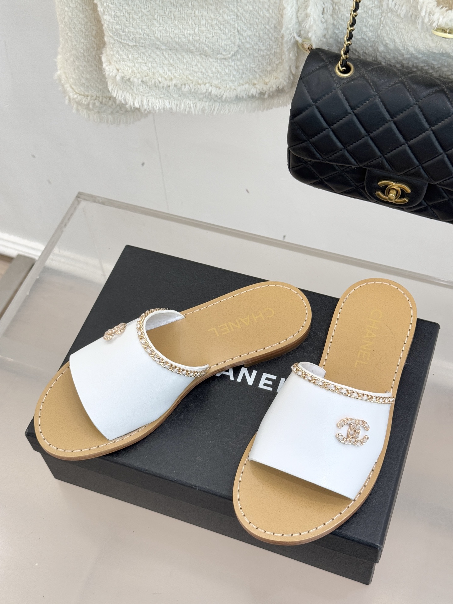 CHANE*｜小香26C双C链条一字带平底拖鞋以品牌经典基因续写时髦篇章将标志性双C元素与慵懒随性巧妙融