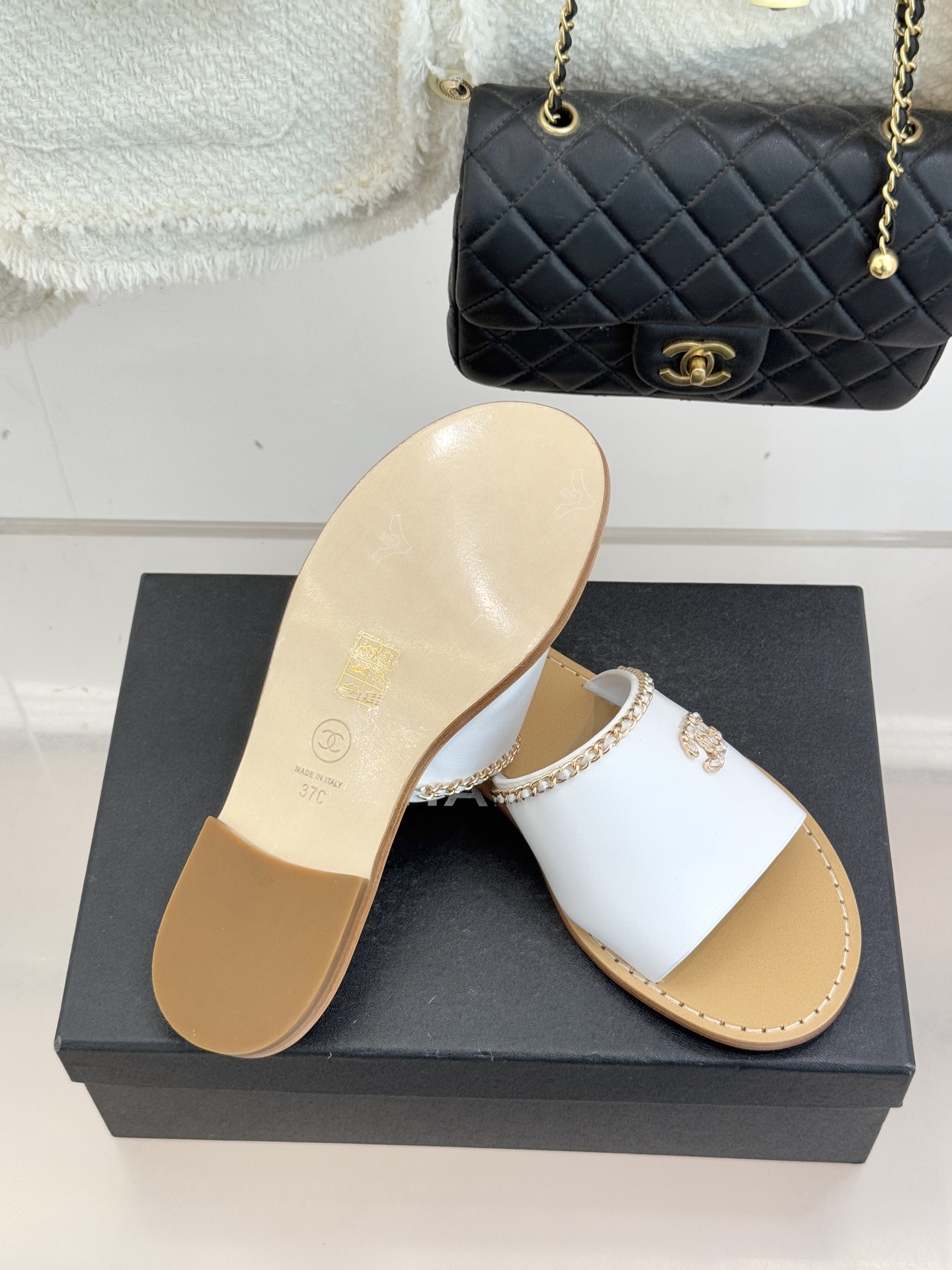 CHANE*｜小香26C双C链条一字带平底拖鞋以品牌经典基因续写时髦篇章将标志性双C元素与慵懒随性巧妙融