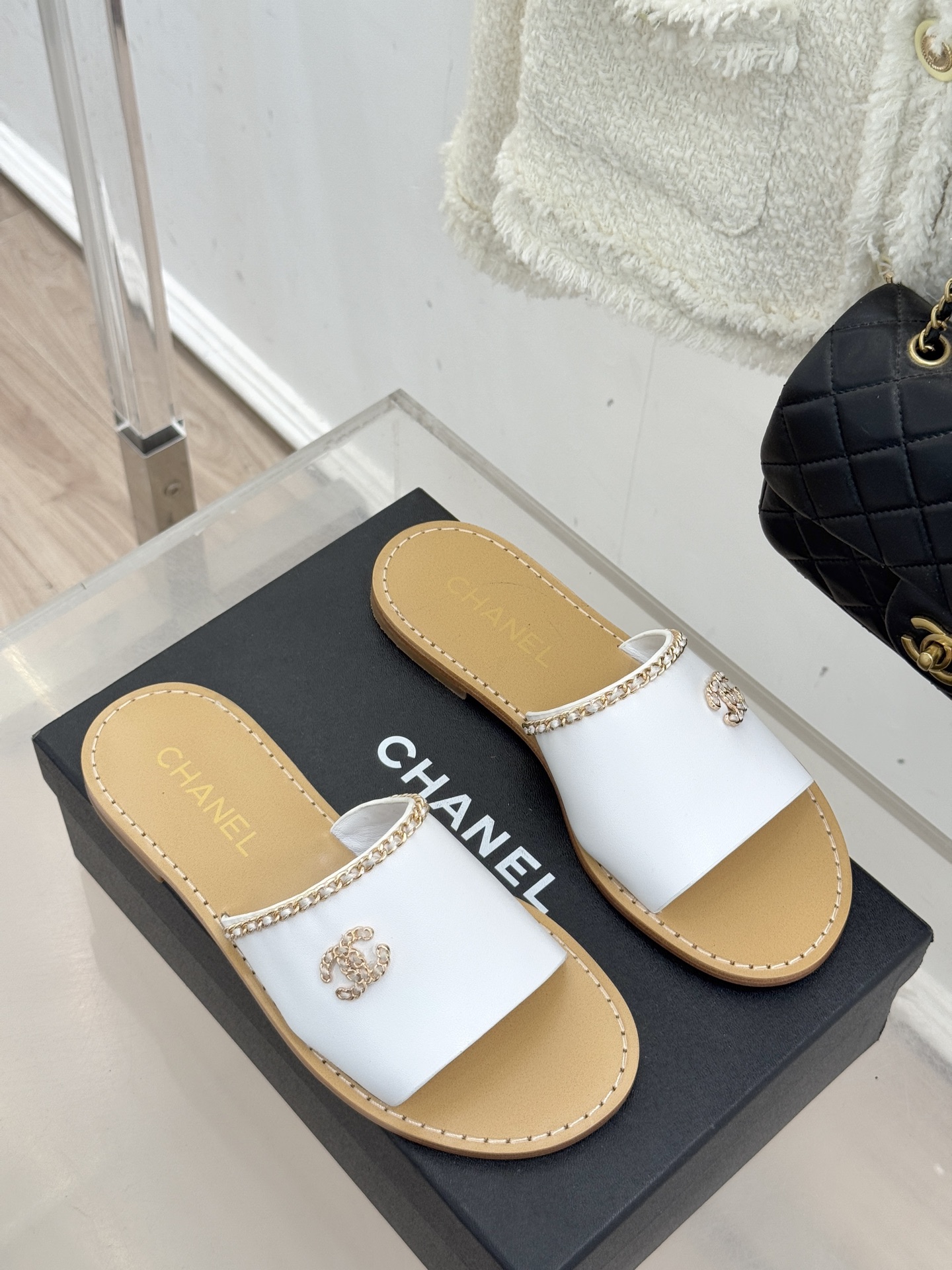 CHANE*｜小香26C双C链条一字带平底拖鞋以品牌经典基因续写时髦篇章将标志性双C元素与慵懒随性巧妙融