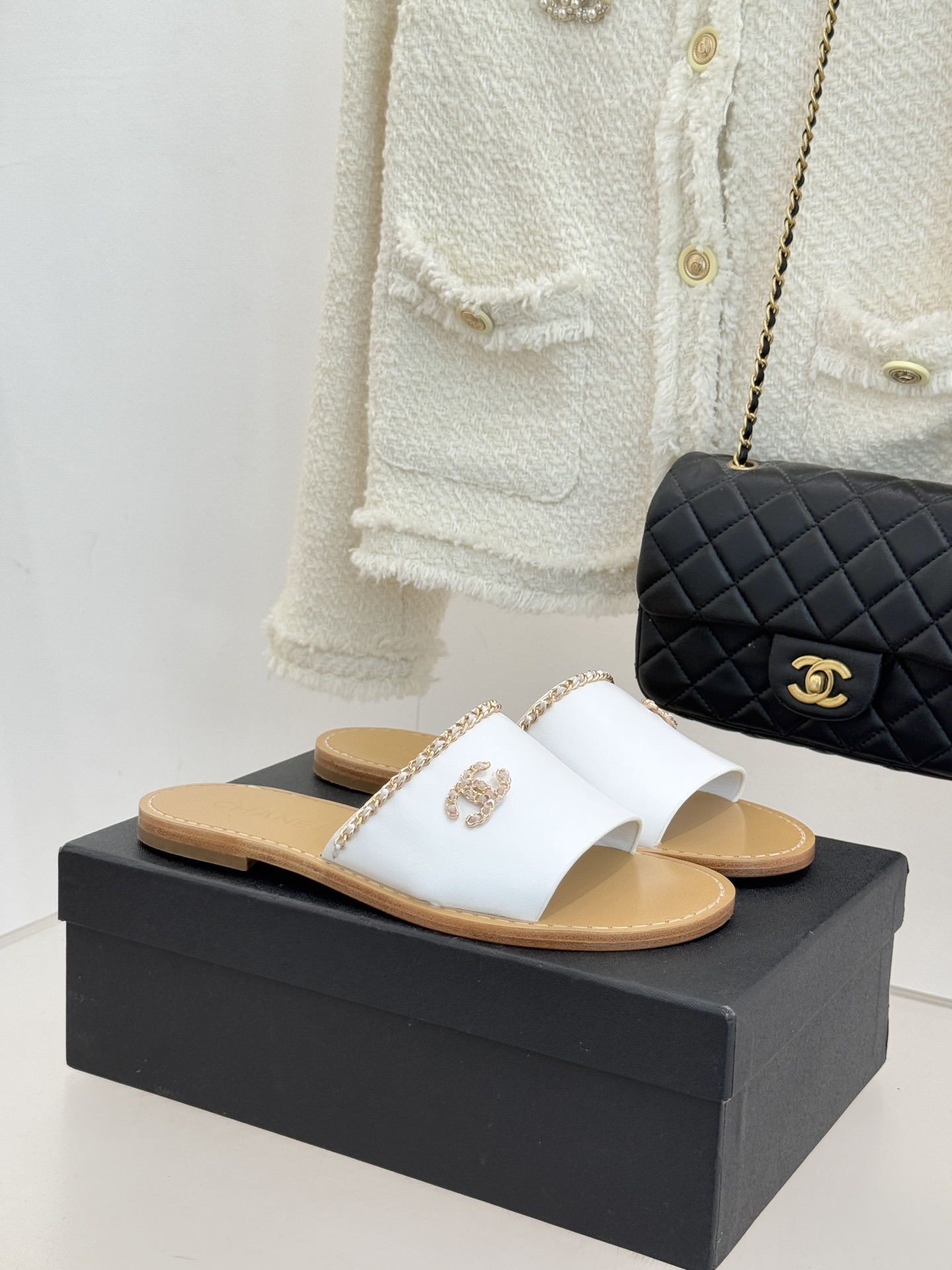 CHANE*｜小香26C双C链条一字带平底拖鞋以品牌经典基因续写时髦篇章将标志性双C元素与慵懒随性巧妙融