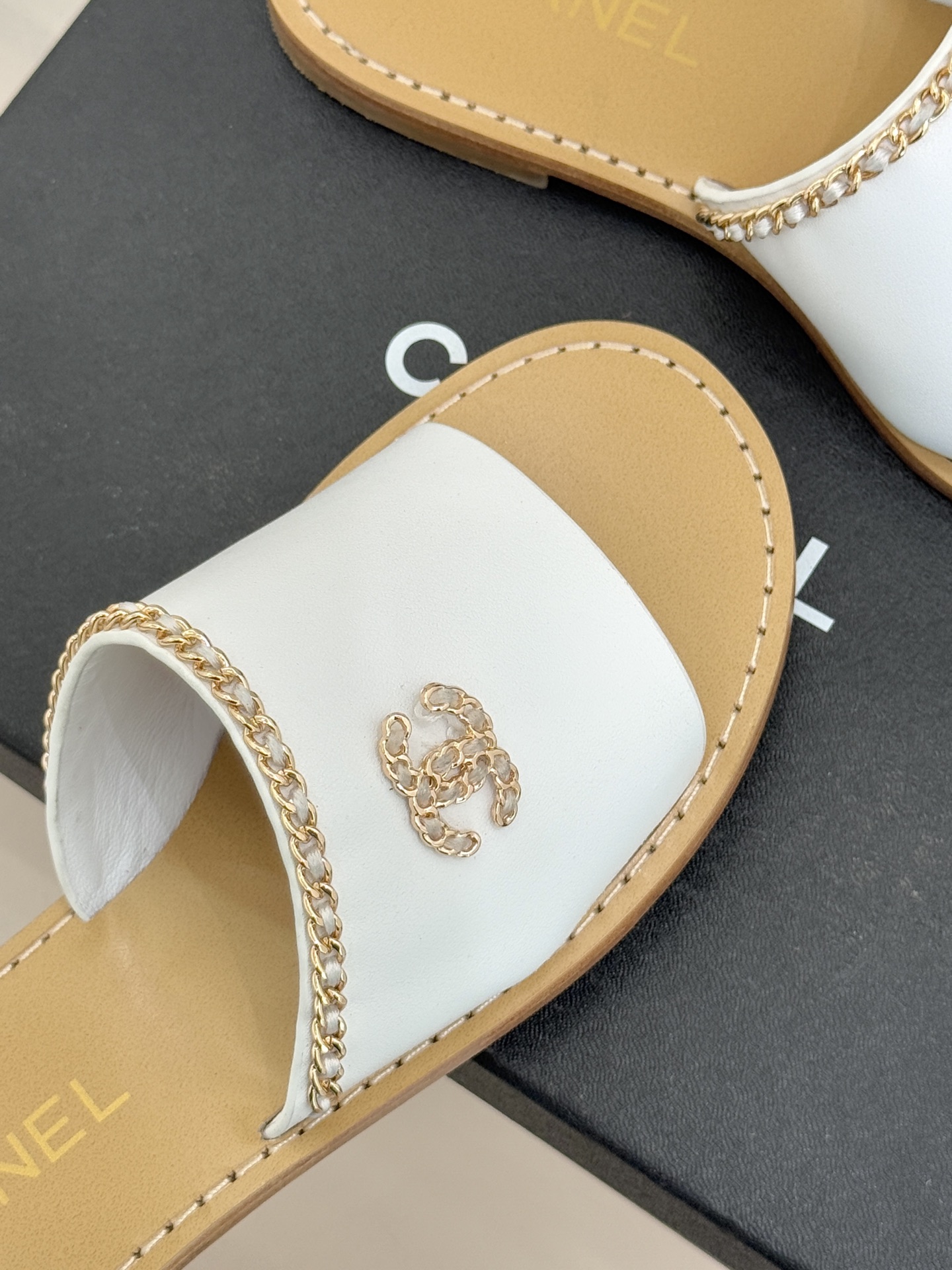 CHANE*｜小香26C双C链条一字带平底拖鞋以品牌经典基因续写时髦篇章将标志性双C元素与慵懒随性巧妙融
