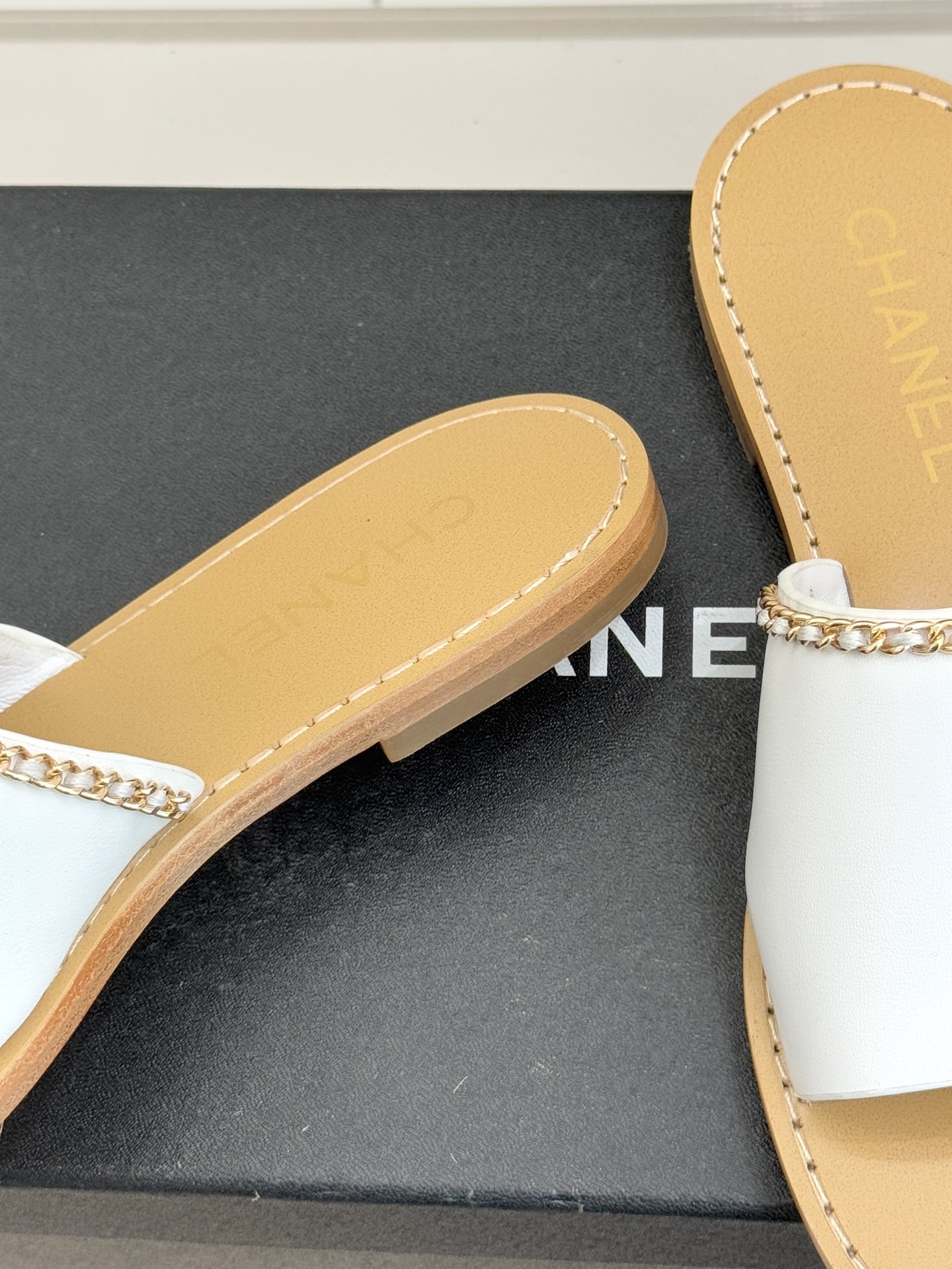 CHANE*｜小香26C双C链条一字带平底拖鞋以品牌经典基因续写时髦篇章将标志性双C元素与慵懒随性巧妙融