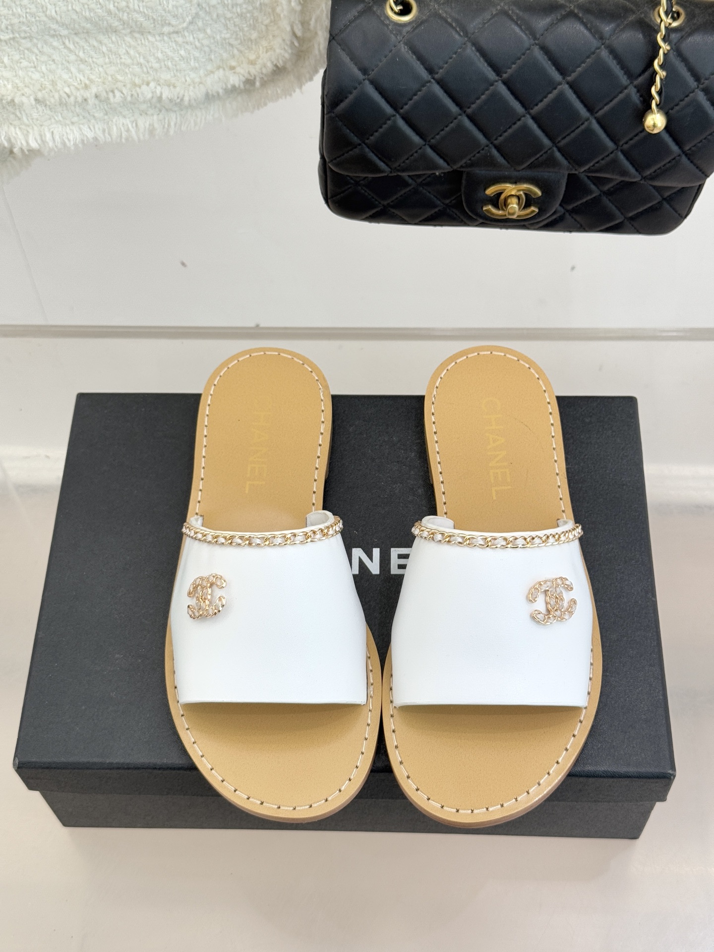 CHANE*｜小香26C双C链条一字带平底拖鞋以品牌经典基因续写时髦篇章将标志性双C元素与慵懒随性巧妙融