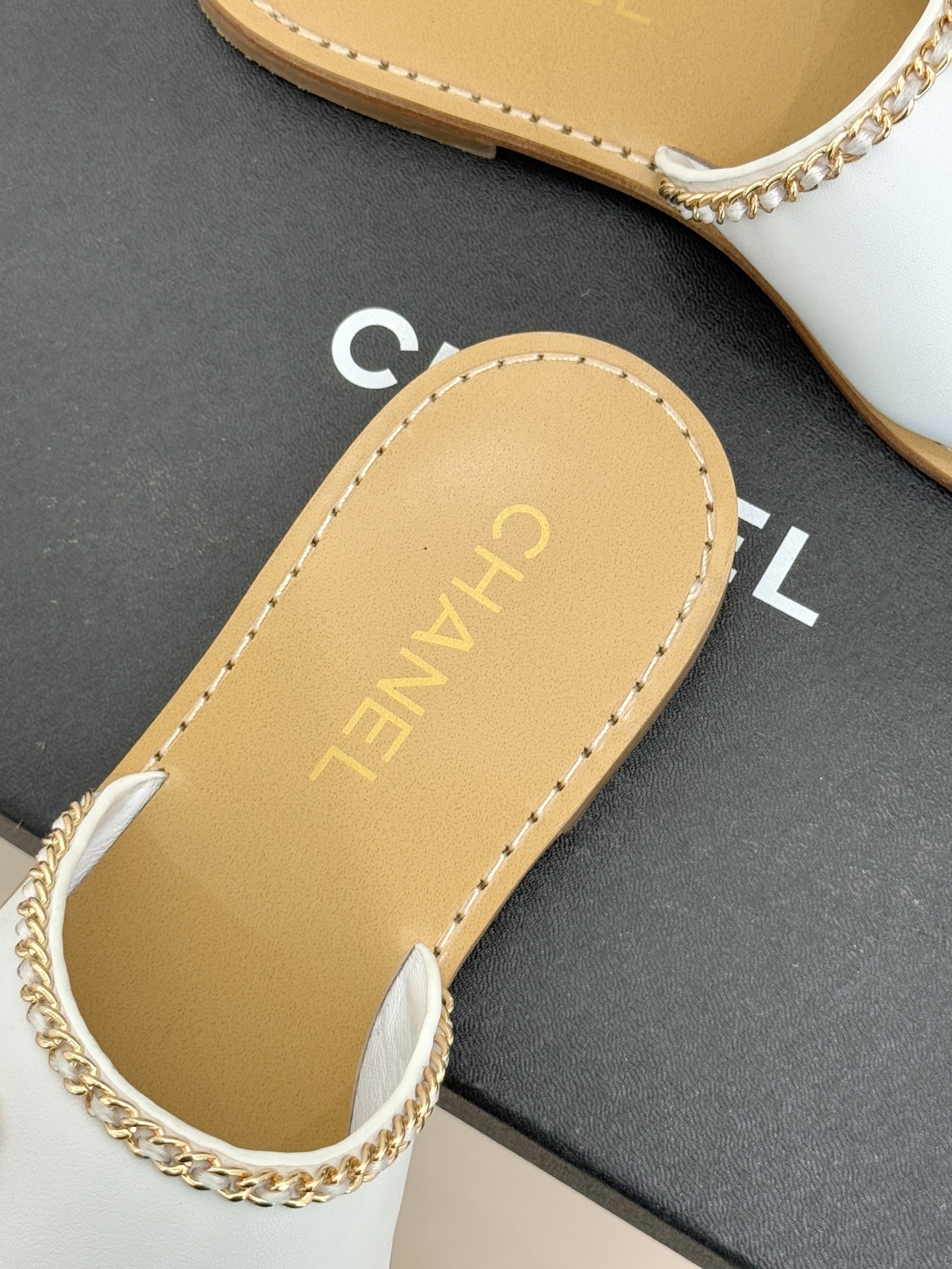 CHANE*｜小香26C双C链条一字带平底拖鞋以品牌经典基因续写时髦篇章将标志性双C元素与慵懒随性巧妙融