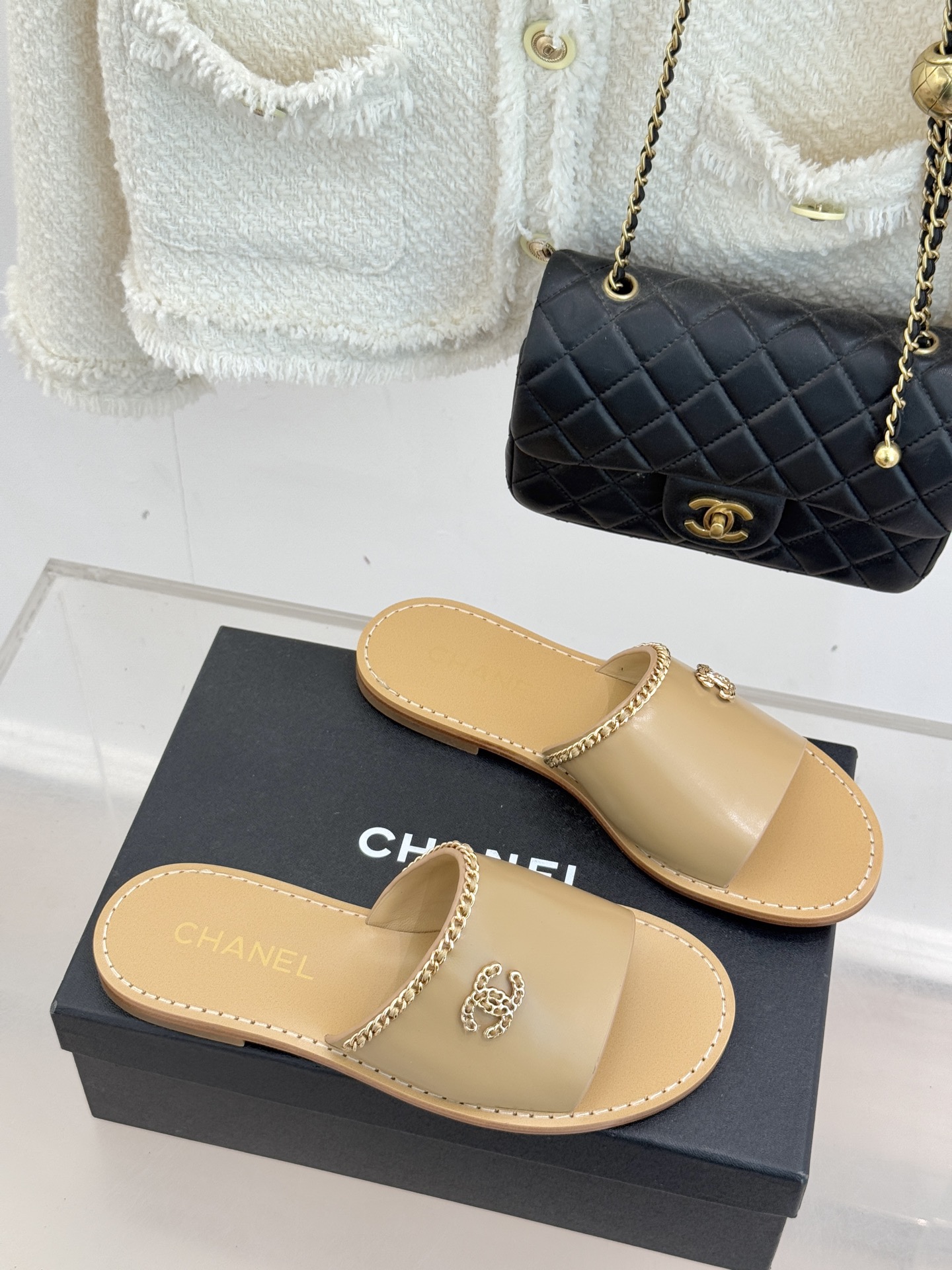 CHANE*｜小香26C双C链条一字带平底拖鞋以品牌经典基因续写时髦篇章将标志性双C元素与慵懒随性巧妙融