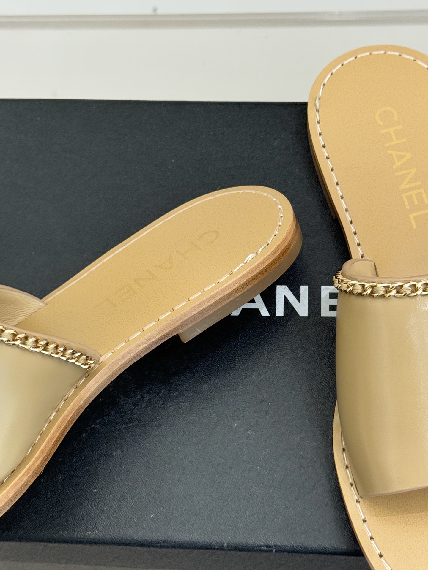 CHANE*｜小香26C双C链条一字带平底拖鞋以品牌经典基因续写时髦篇章将标志性双C元素与慵懒随性巧妙融